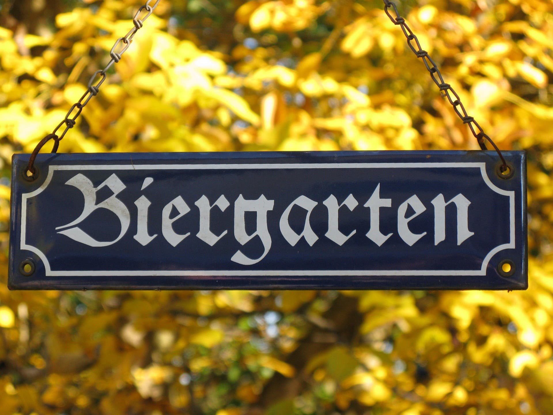 Schild mit Schriftzug Biergarten