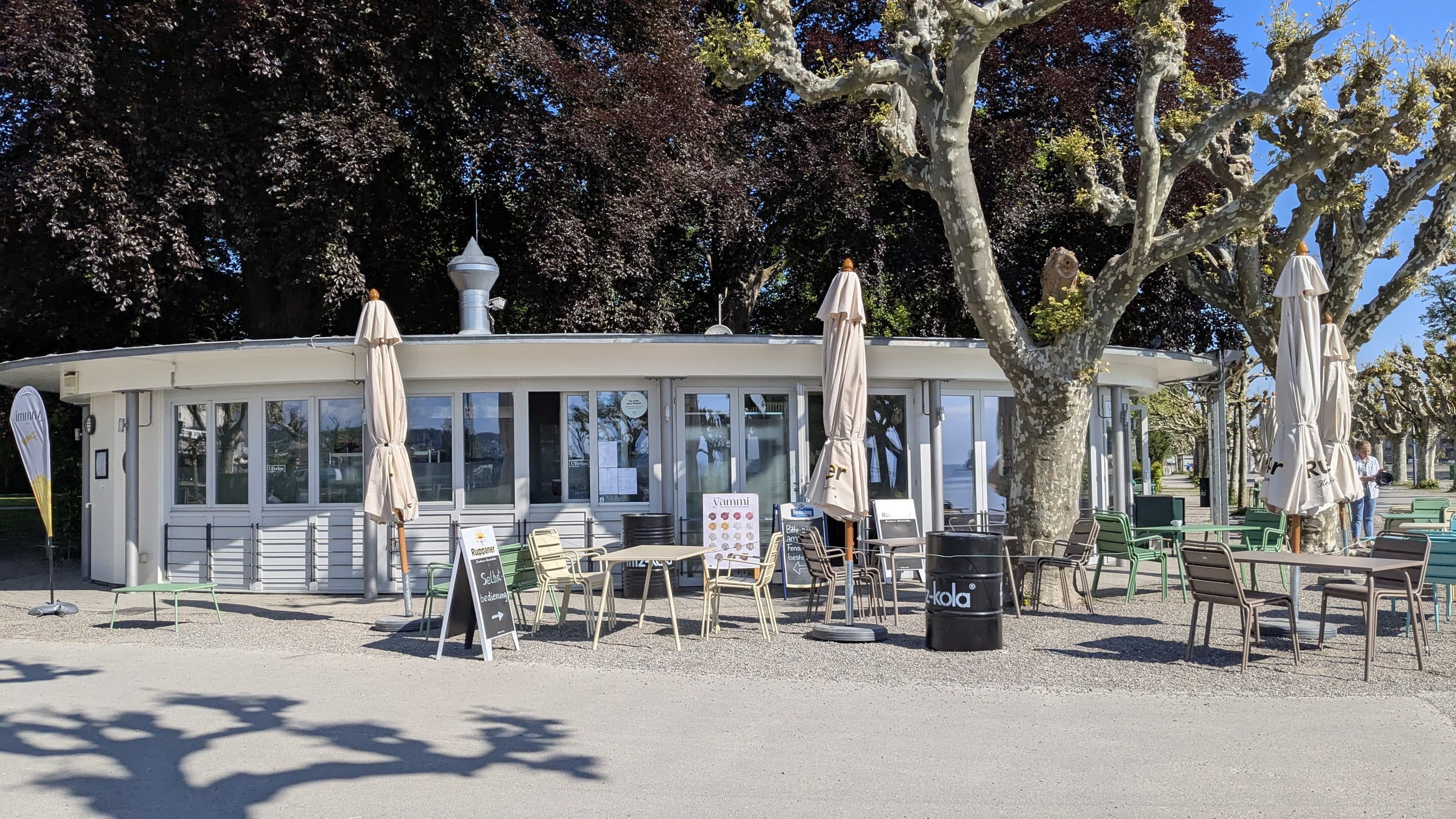 Das Bistro Uferlos mit Außenbestuhlung im sonnigen Konstanzer Stadtgarten