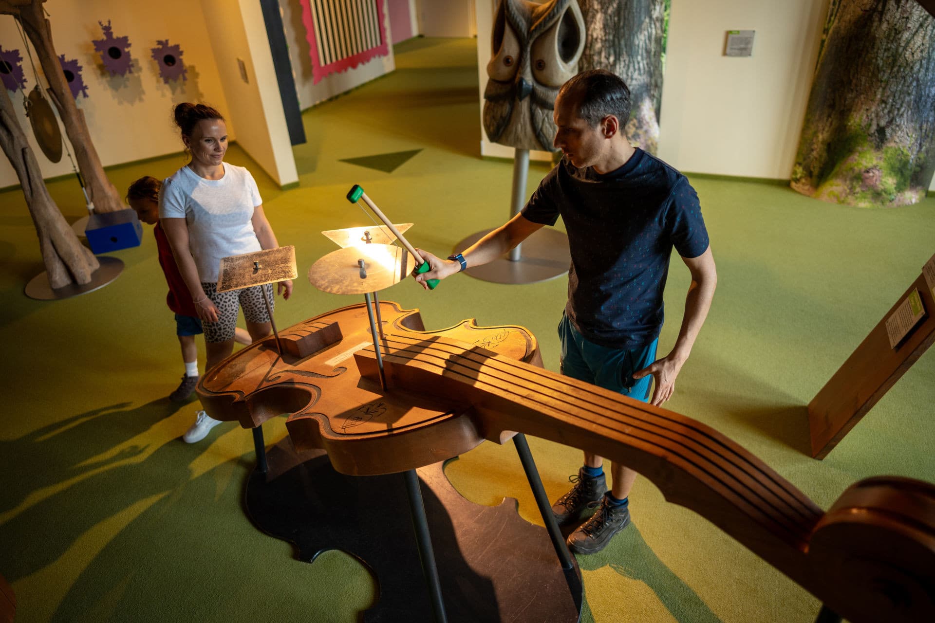 Vater und Tochter beschäftigt mit Klangkörper