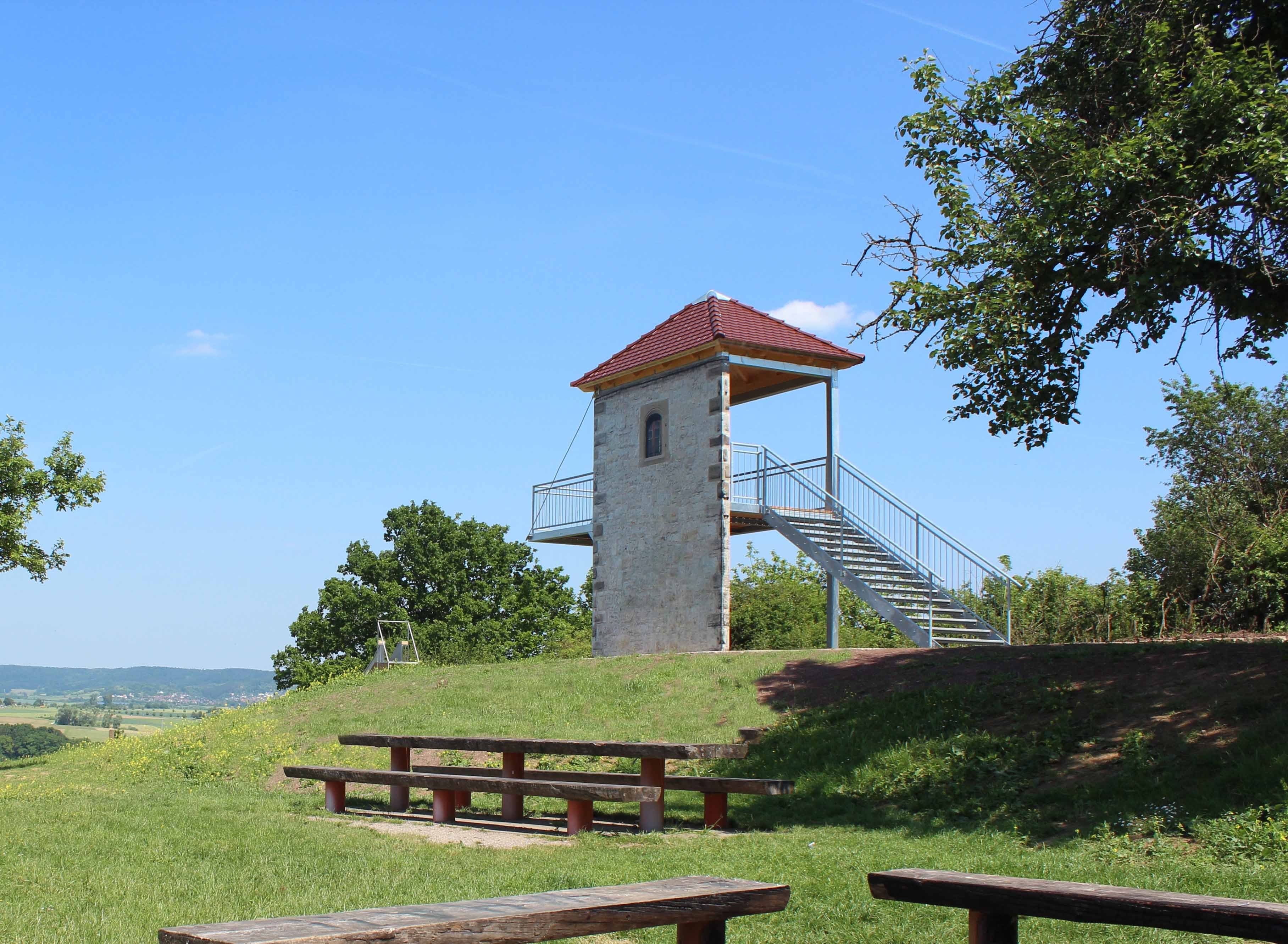 Der Landturm Rosengarten inmitten grüner Natur mit Weitblick.