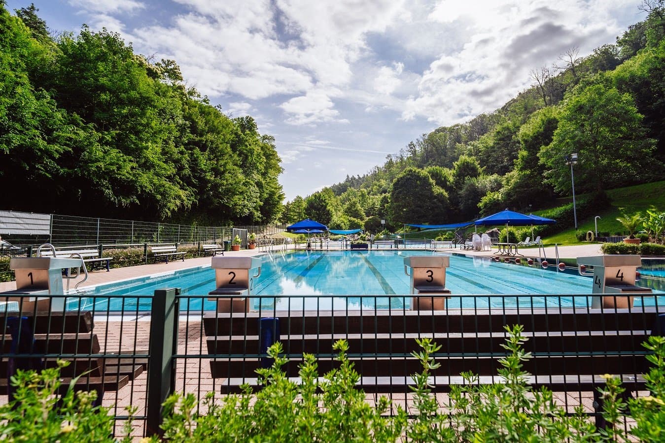 Blick auf das Schwimmerbecken des Igelbachbads.