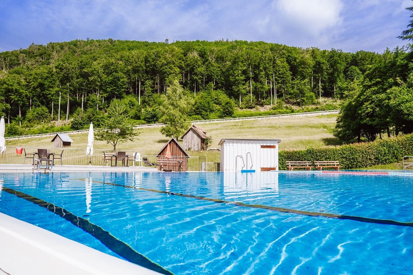 Das Reichentäler Schwimmbad liegt idyllisch an Wiesen mit Heuhütten