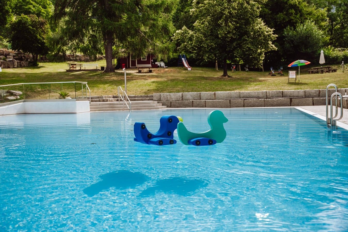 Zwei Schwimmhilfen in Form von Enten treiben im Wasser