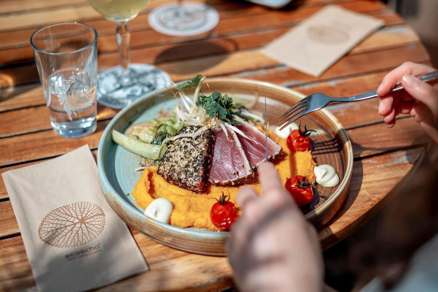 Teller mit bunten Speisen in der Sonne