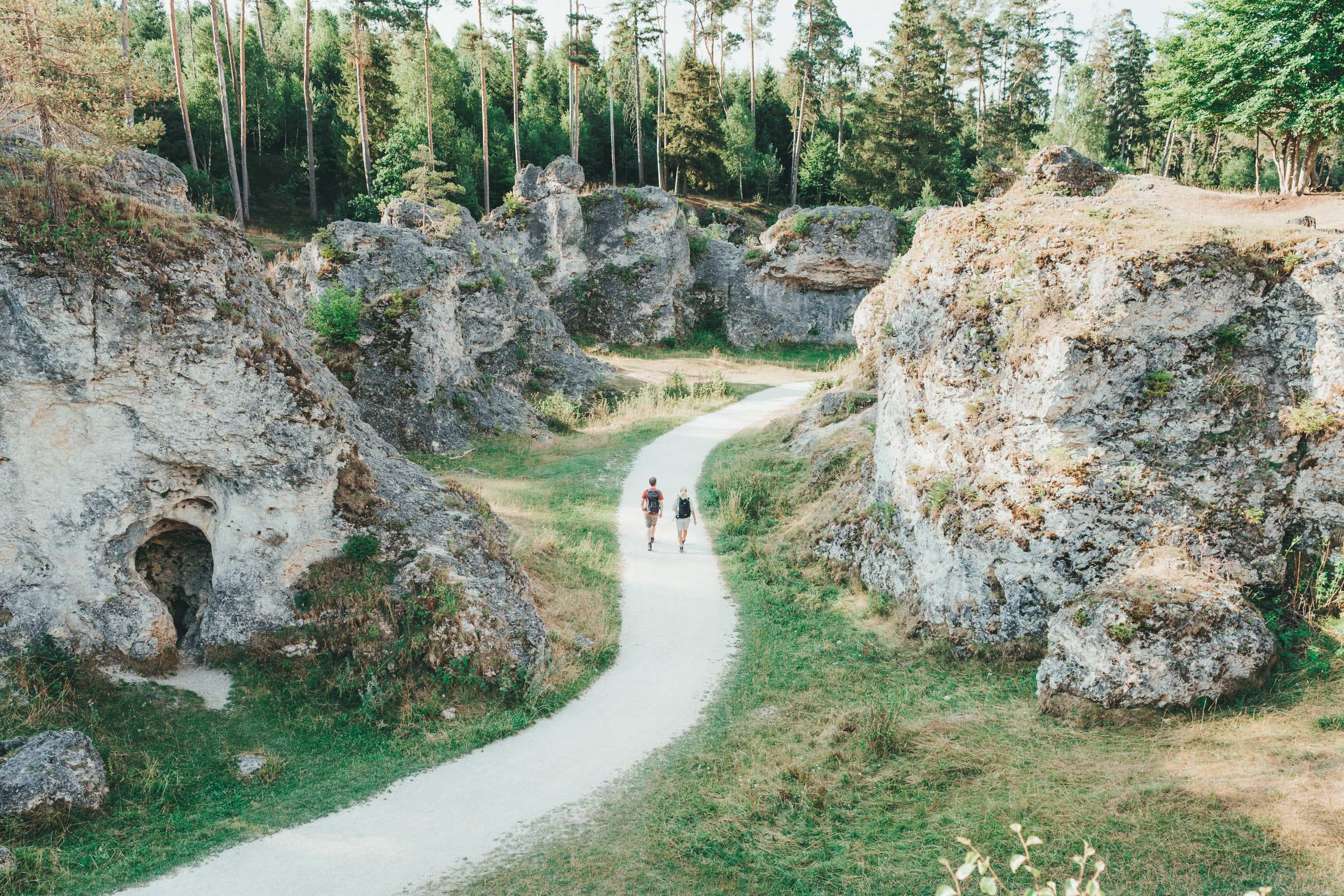 Weg zwischen Felsen