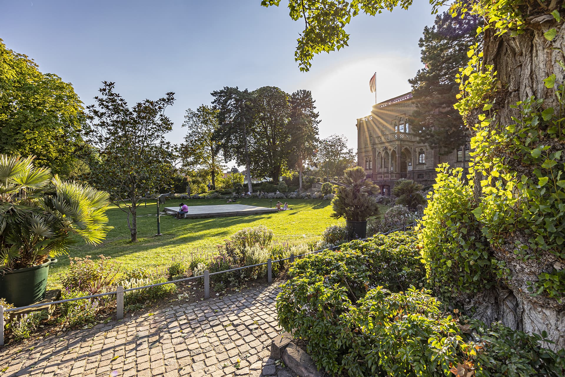 Blick auf das Colombischlössle mit Sonne im Colombipark