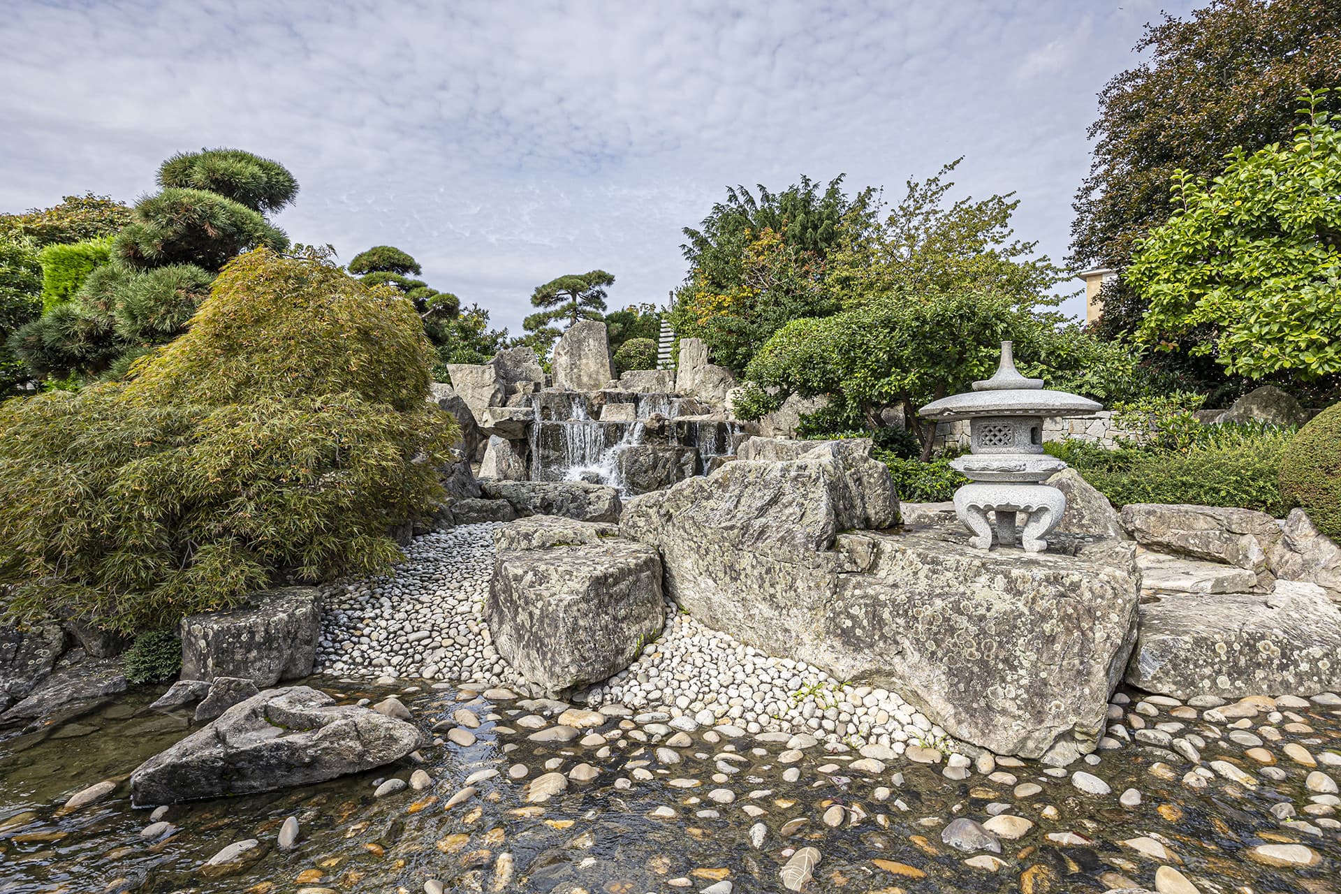 Ein Wasserlauf mit großen Felssteinen im Japanischen Garten