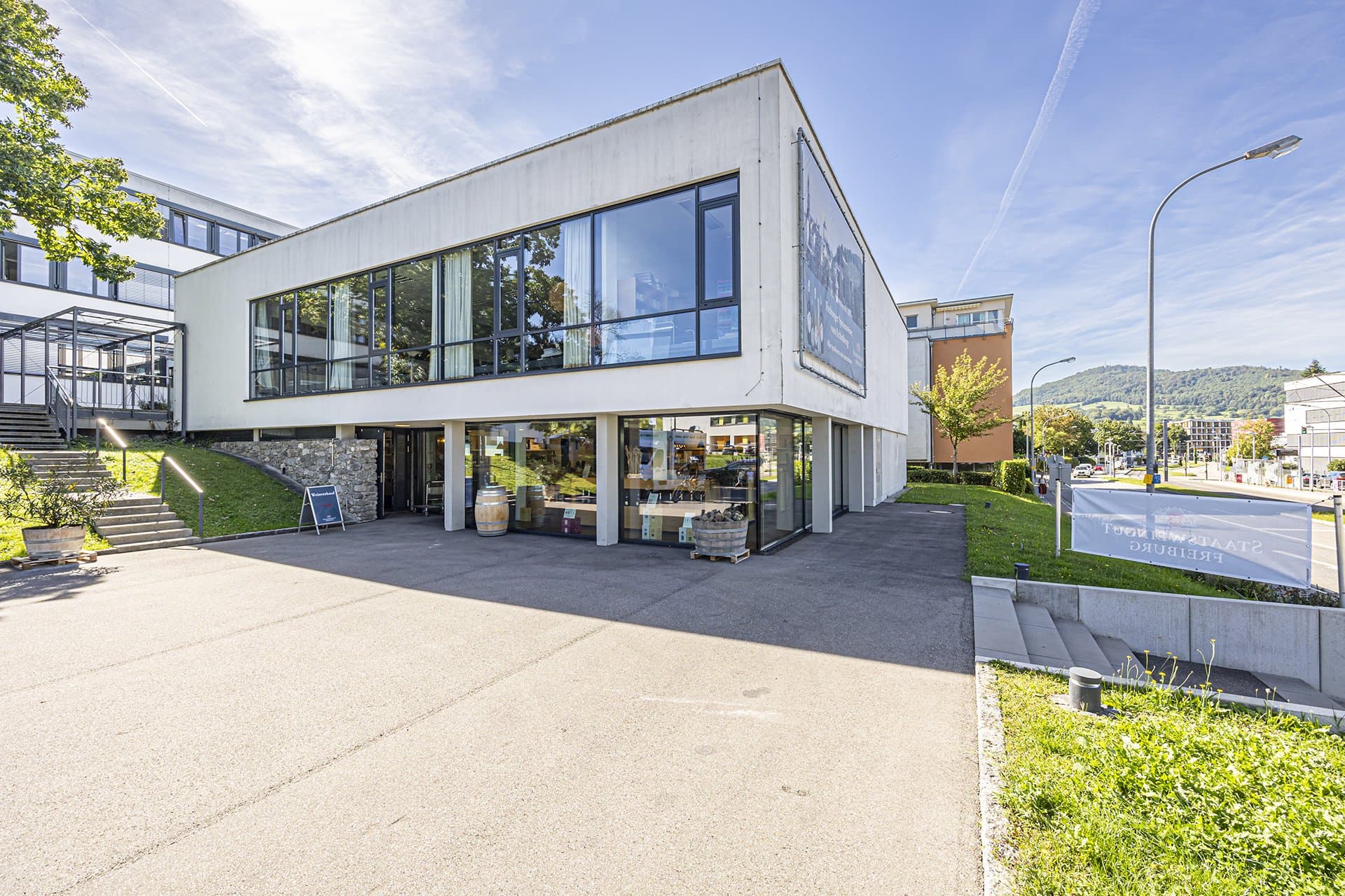 Gebäude des Staatsweinguts Freiburg mit weißer Fassade