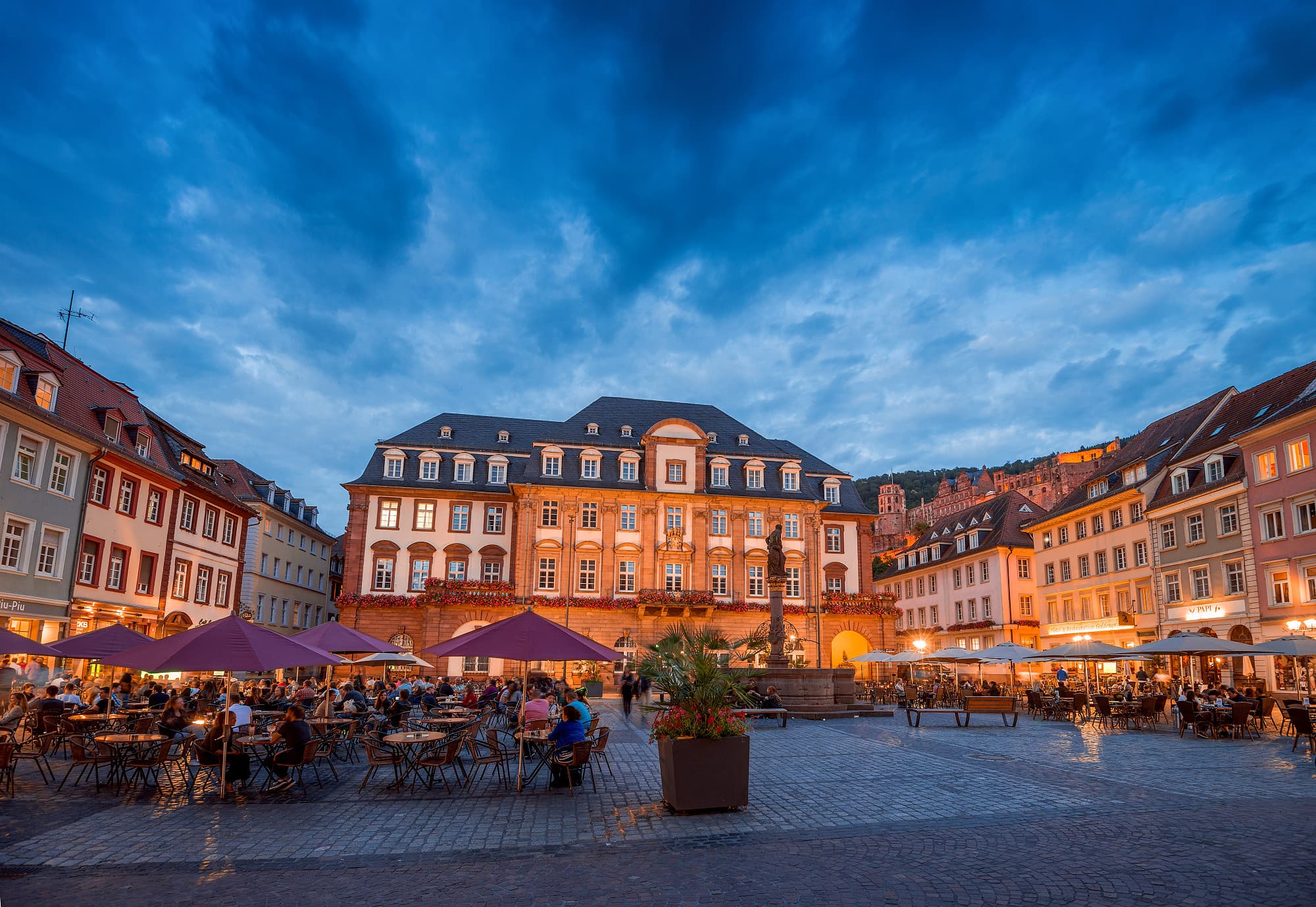 Abenddämmerung Rathaus und Marktplatz