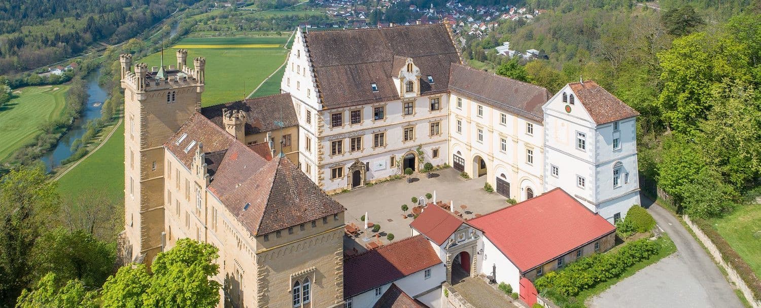Blick von oben auf Schloss Weitenburg in der Schwäbischen Alb