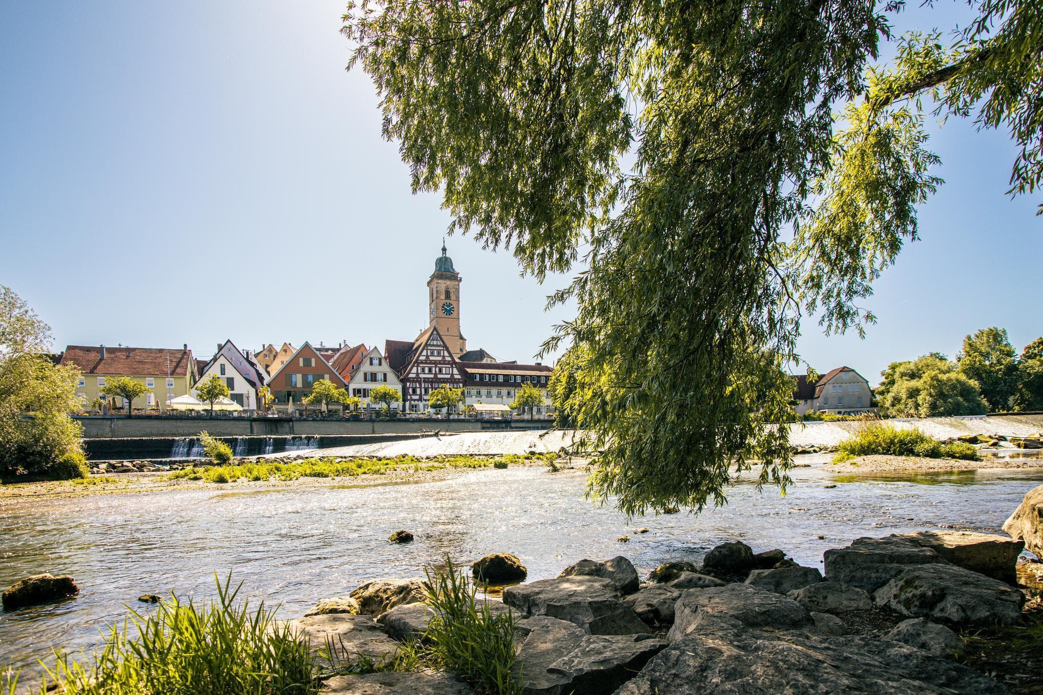 Blick auf die Fischtreppe in Nürtingen im Sommer mit Fachwerkhäusern im Hintergrund.