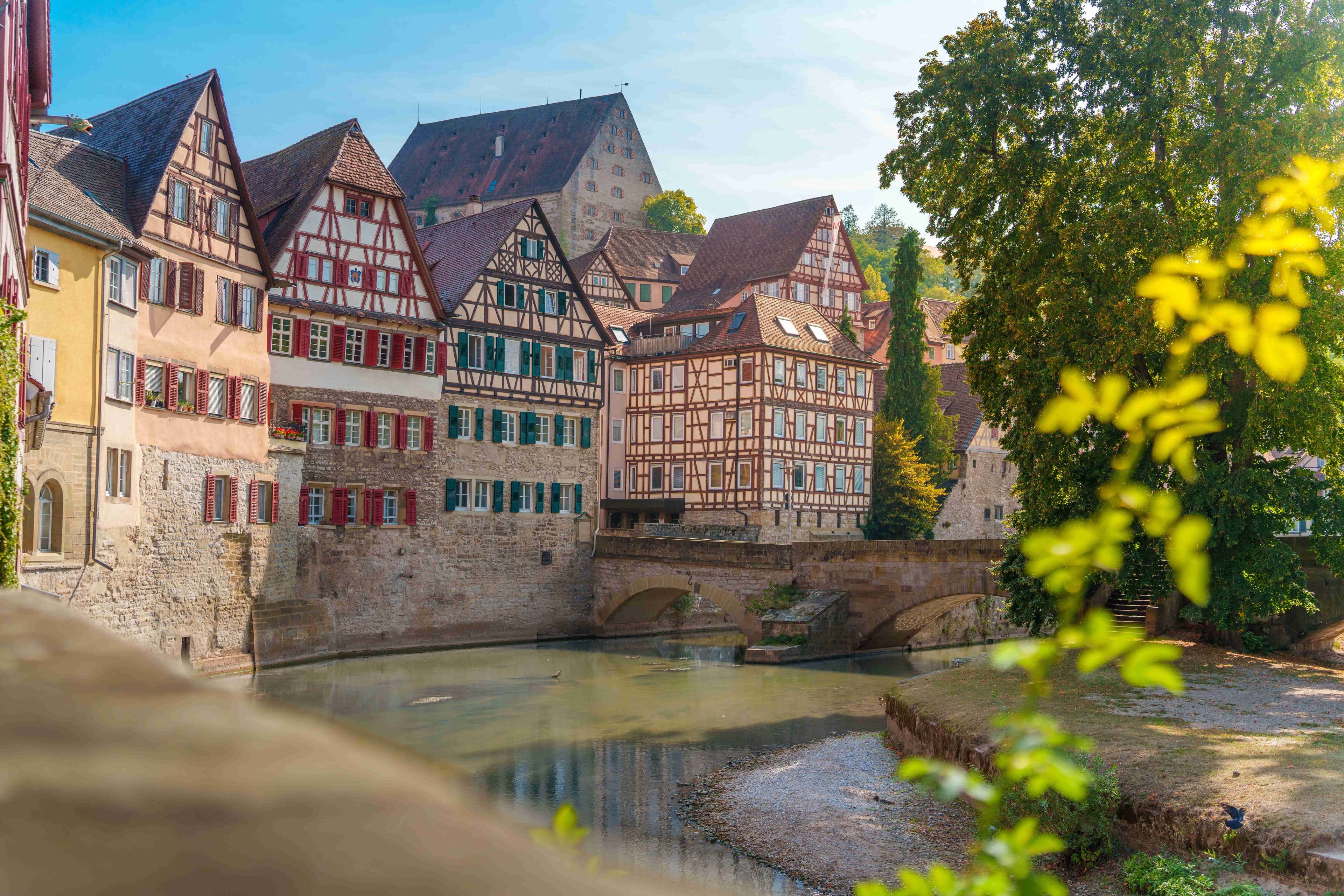Malerische Fachwerkhäuser an einem ruhigen Fluss.