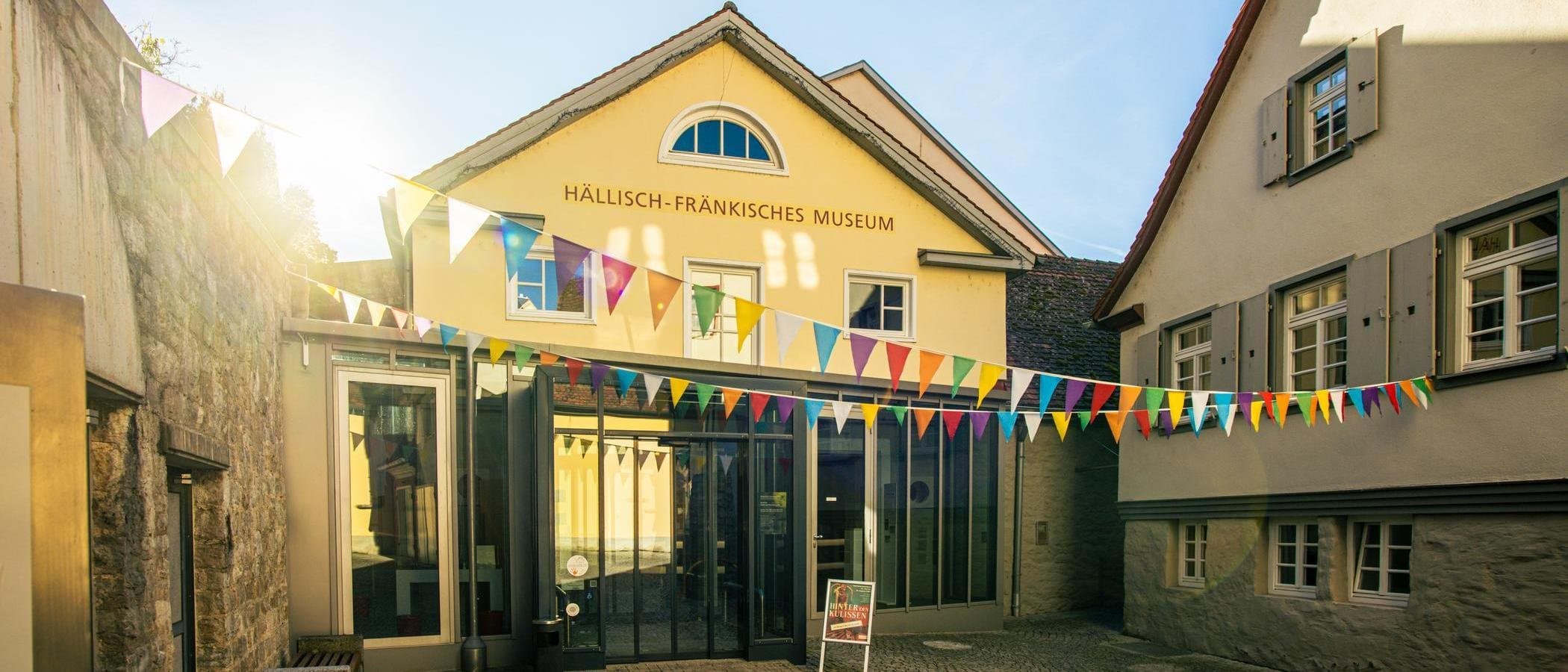 Eingang des Hällisch-Fränkischen Museums mit bunten Wimpeln dekoriert.