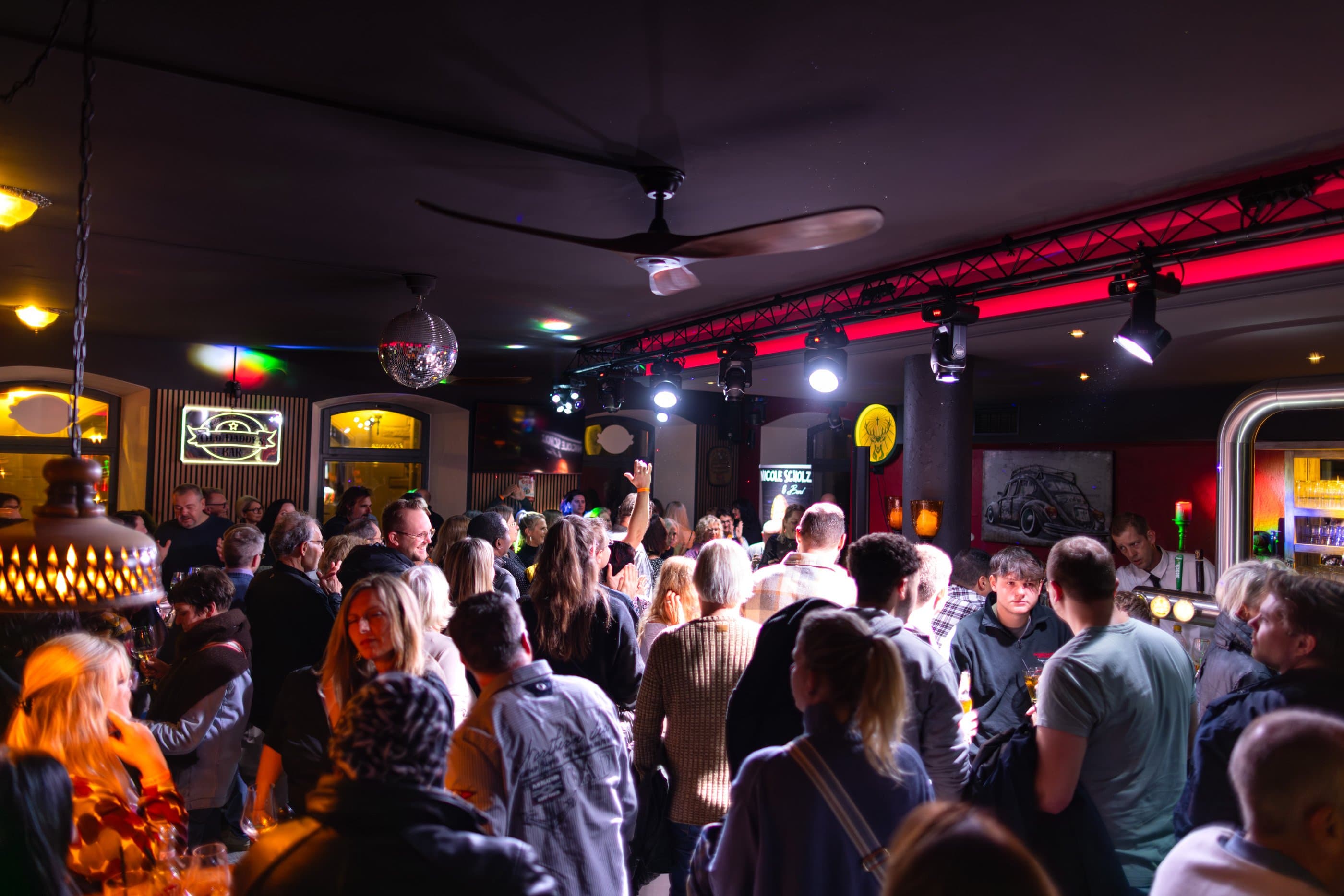 Tanzende Menschen in einer Bar