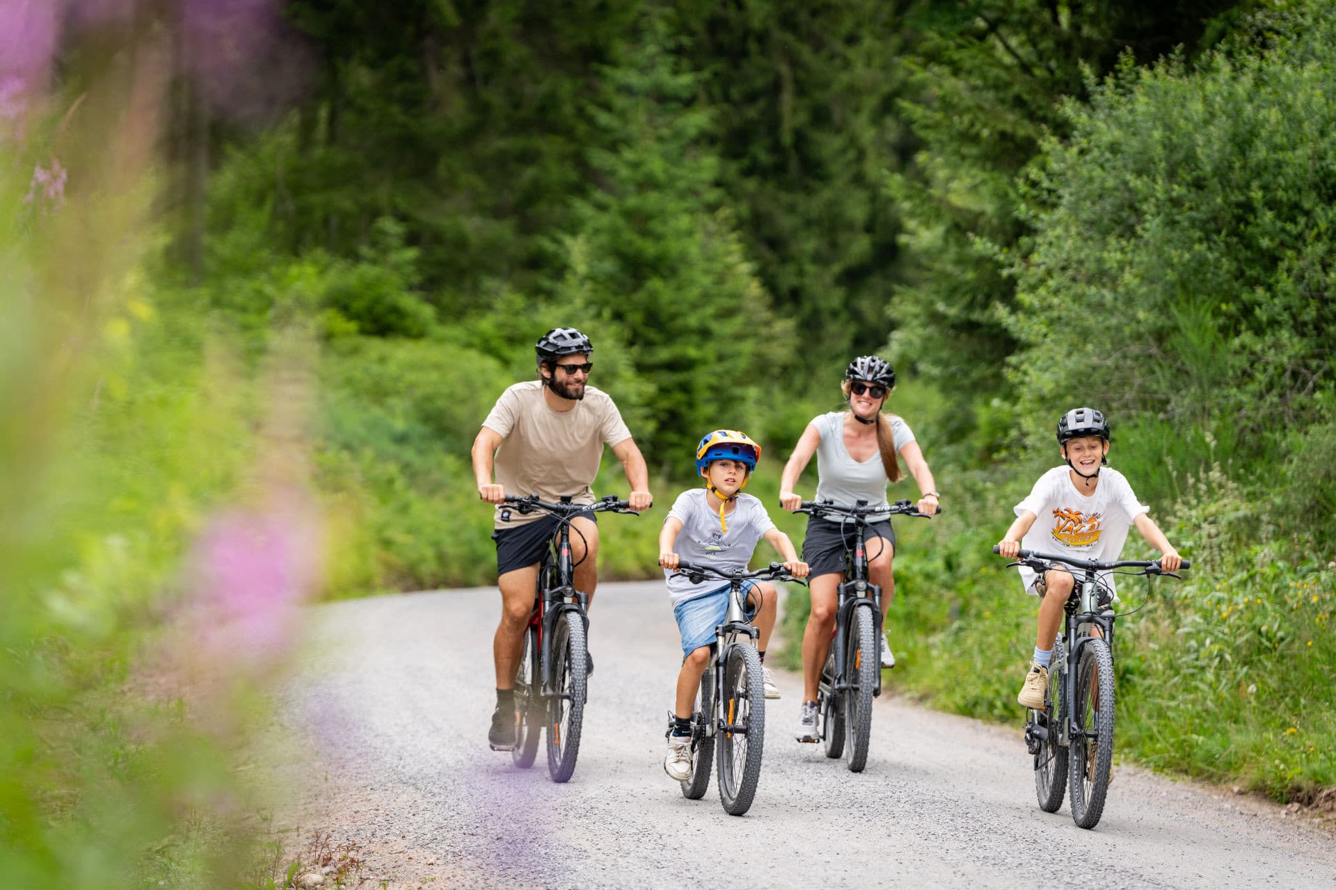 Eine Familie fährt den Bähnle-Radweg