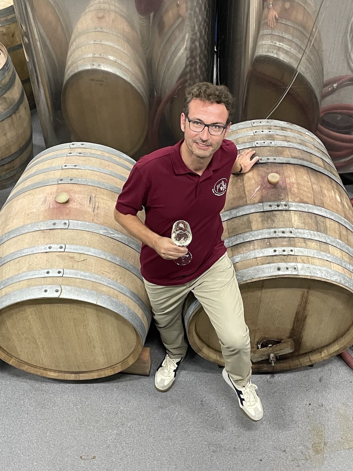 Thorsten Eiselstein an einem Weinfass lehnend