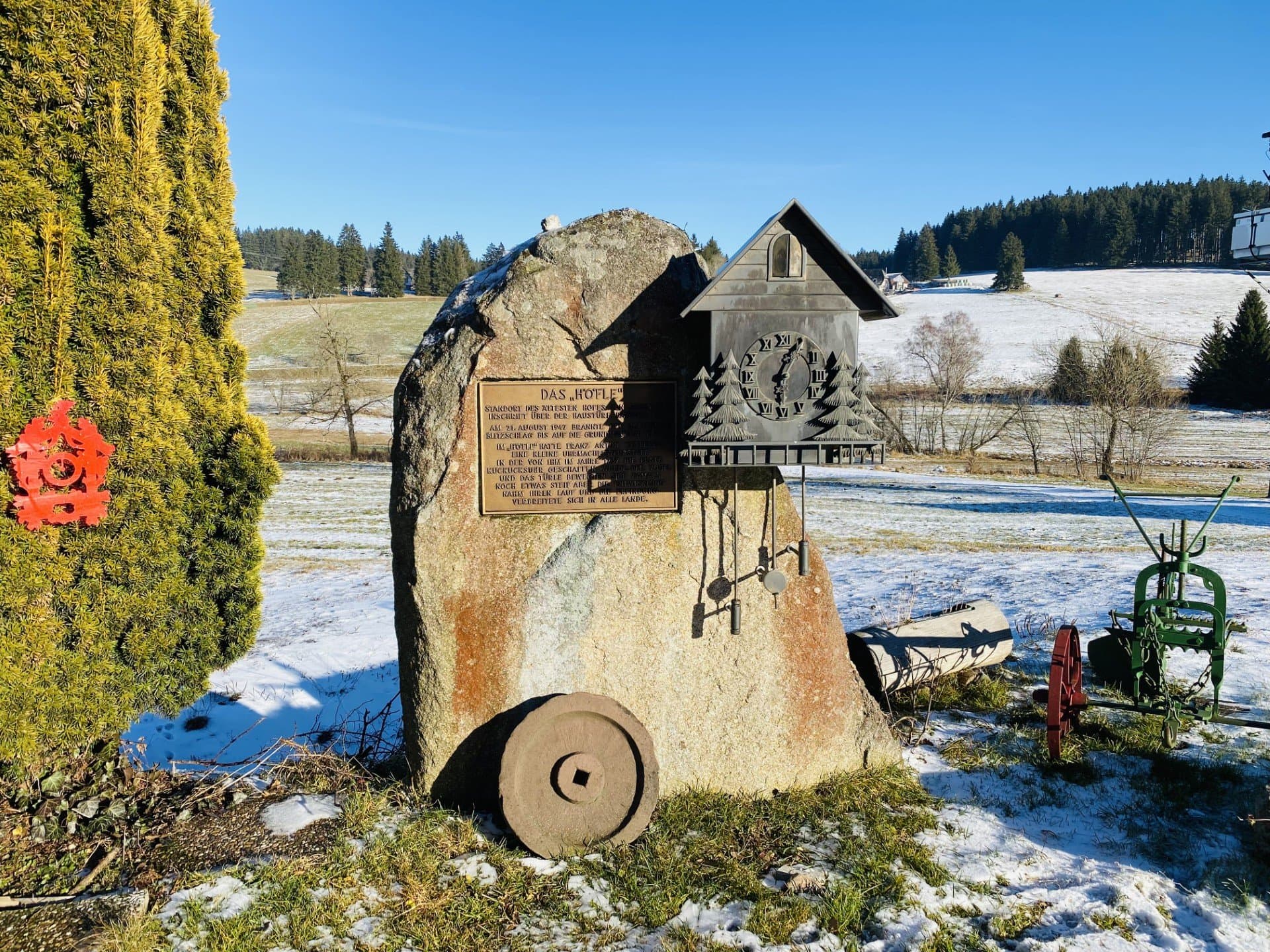 Das Bild zeigt das Denkmal zum Geburtsort der Kuckucksuhr in Schönwald