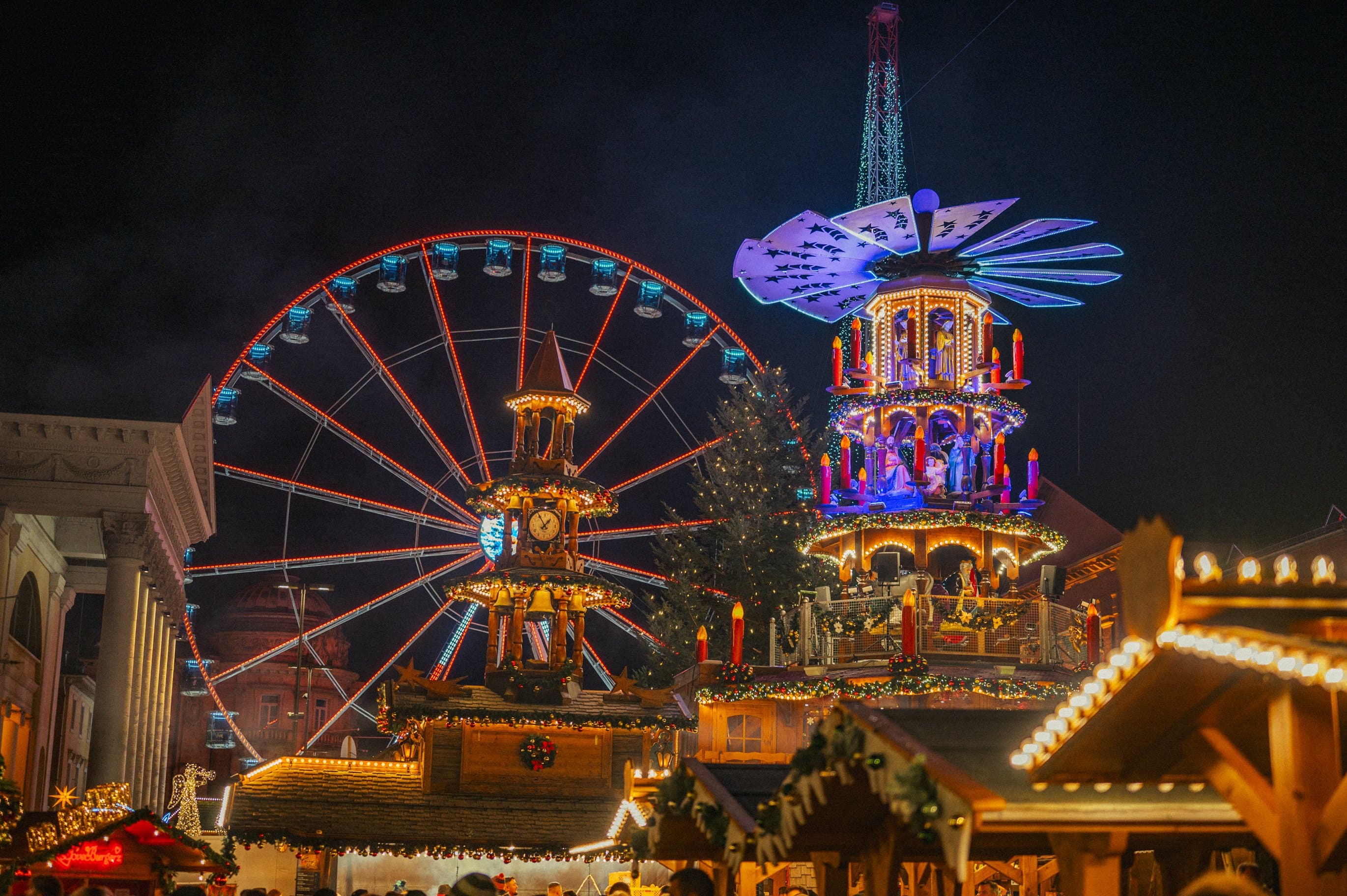 The Ferris wheel and the mulled wine pyramid are two highlights of WEIHNACHTSSTADT Karlsruhe 2025