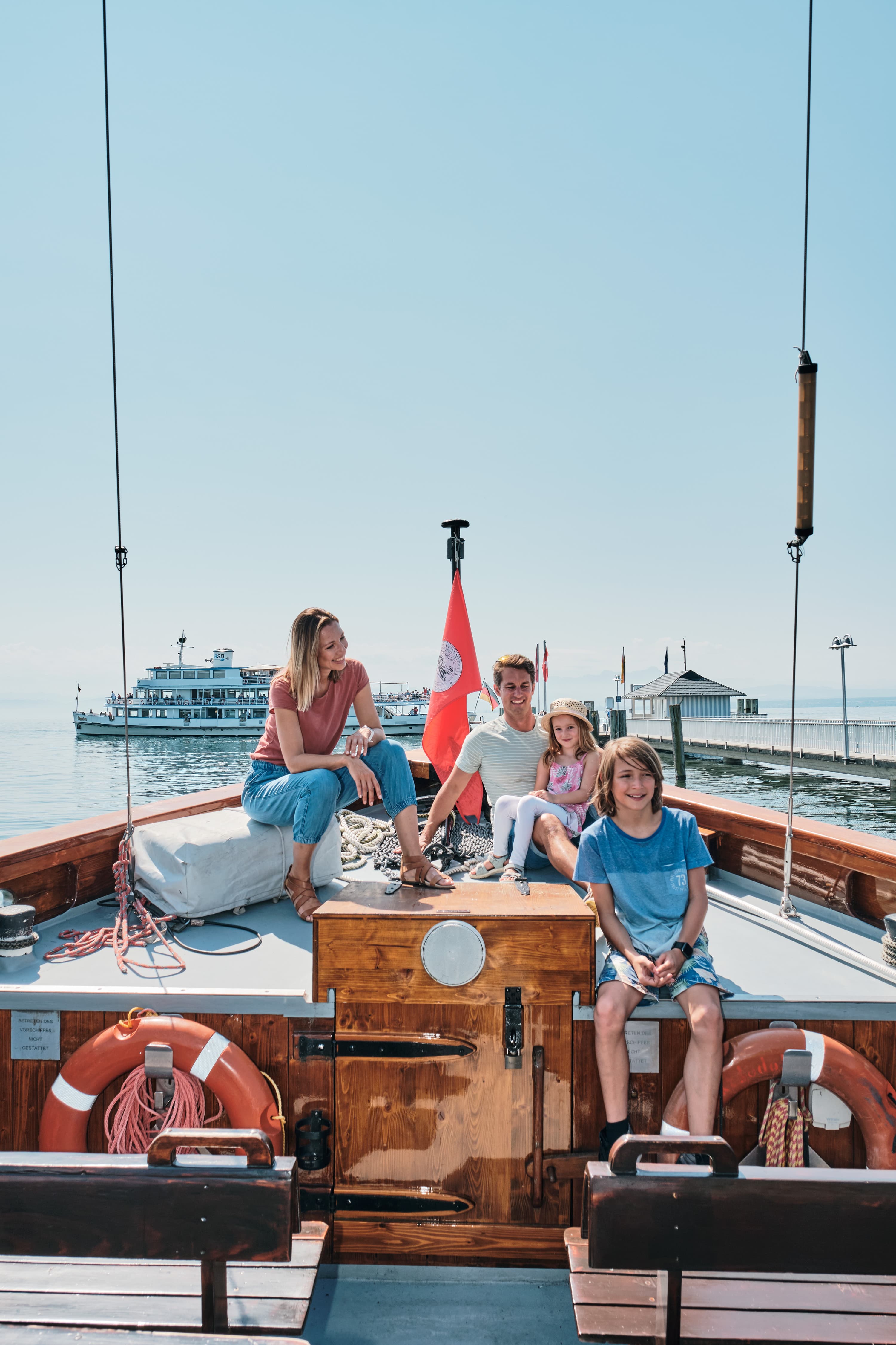 Familie auf Lädine vor dem Landesteg in Immenstaad.