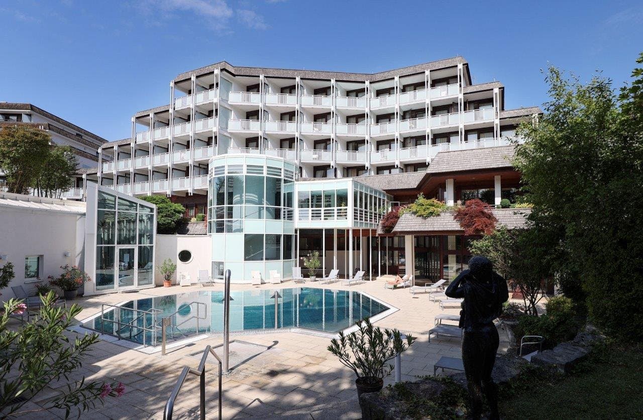 Klinikgebäude mit Swimmingpool