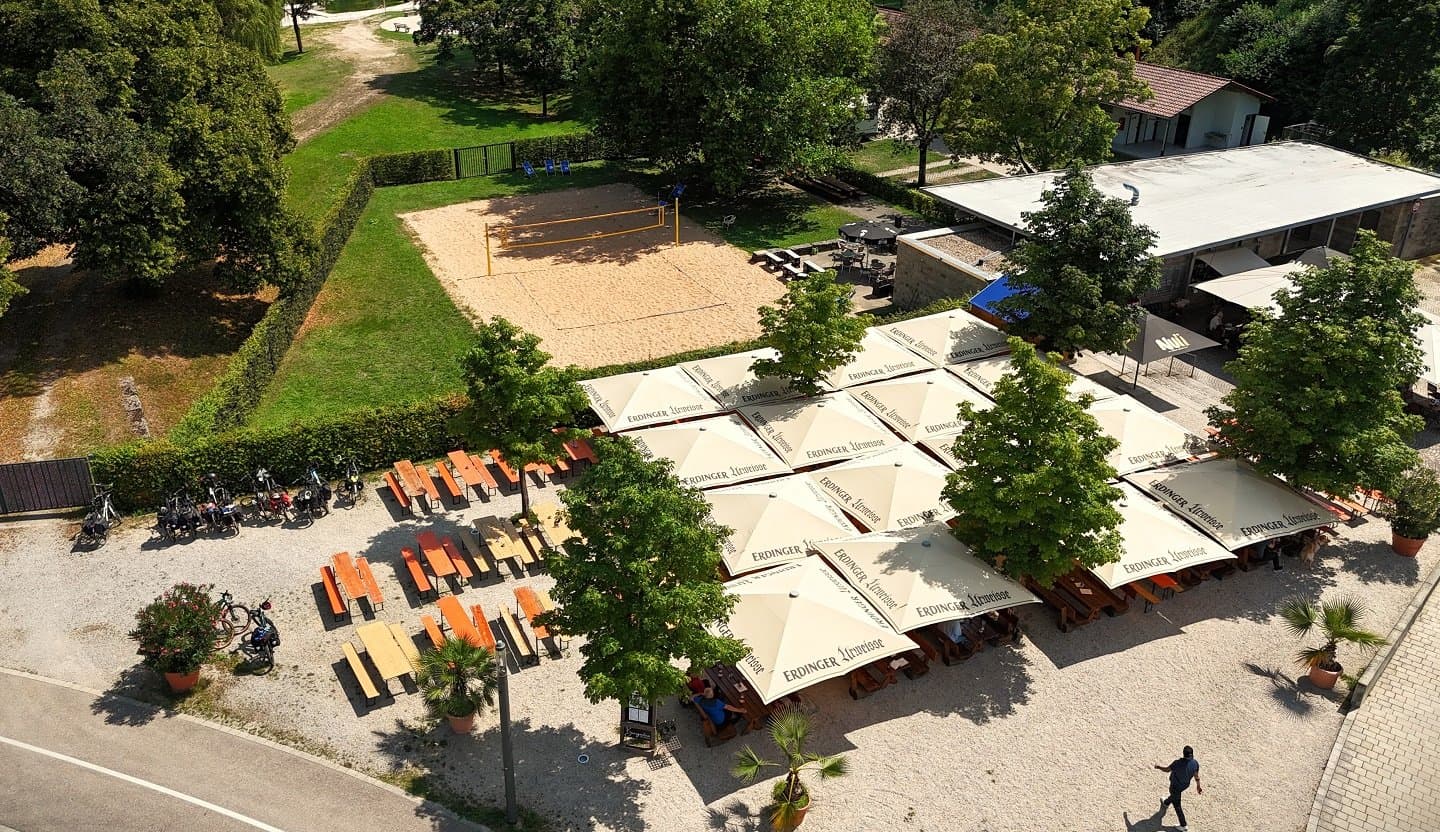 Luftaufnahme mit Blick auf den Biergarten am Kocher