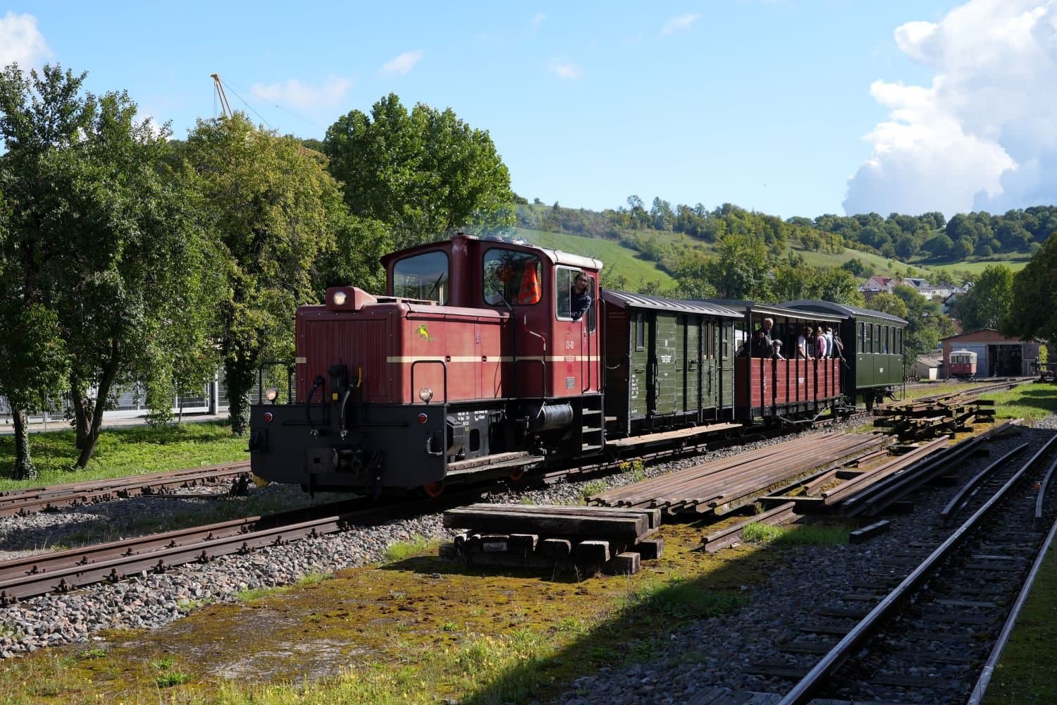 Der Museumszug fährt aus dem Bahnhof Dörzbach