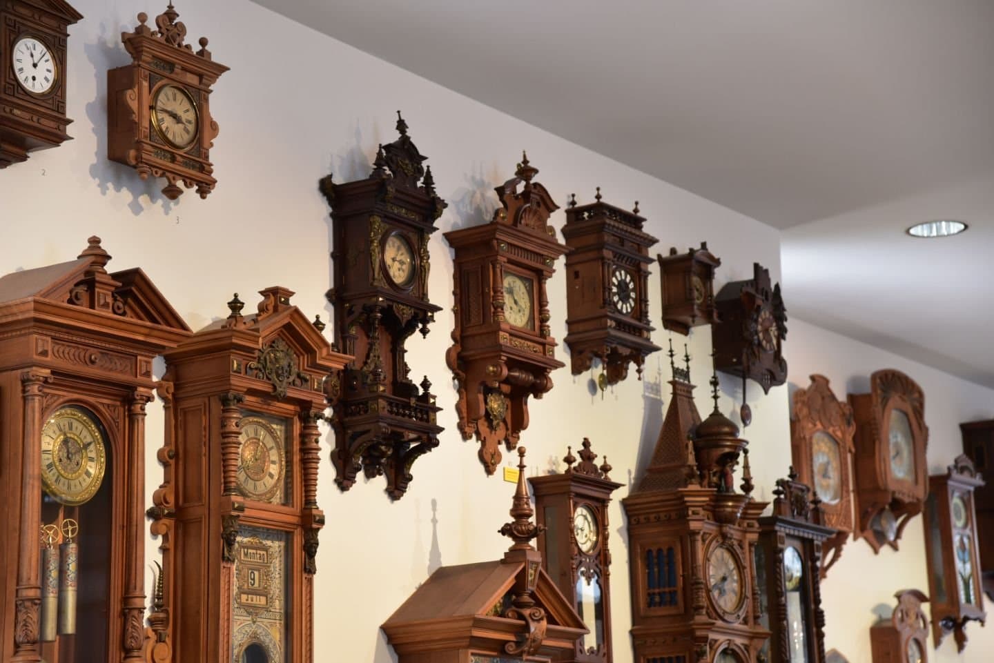 Historische Schwarzwälder Kuckucksuhren im Uhrenmuseum Furtwangen