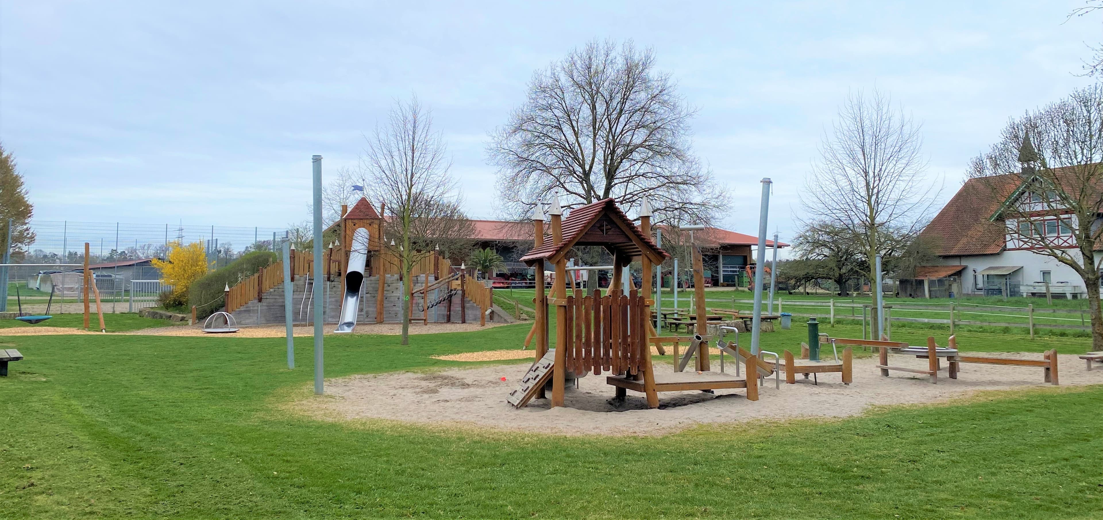 Spielplatz mit Rutsche, Schaukel etc.