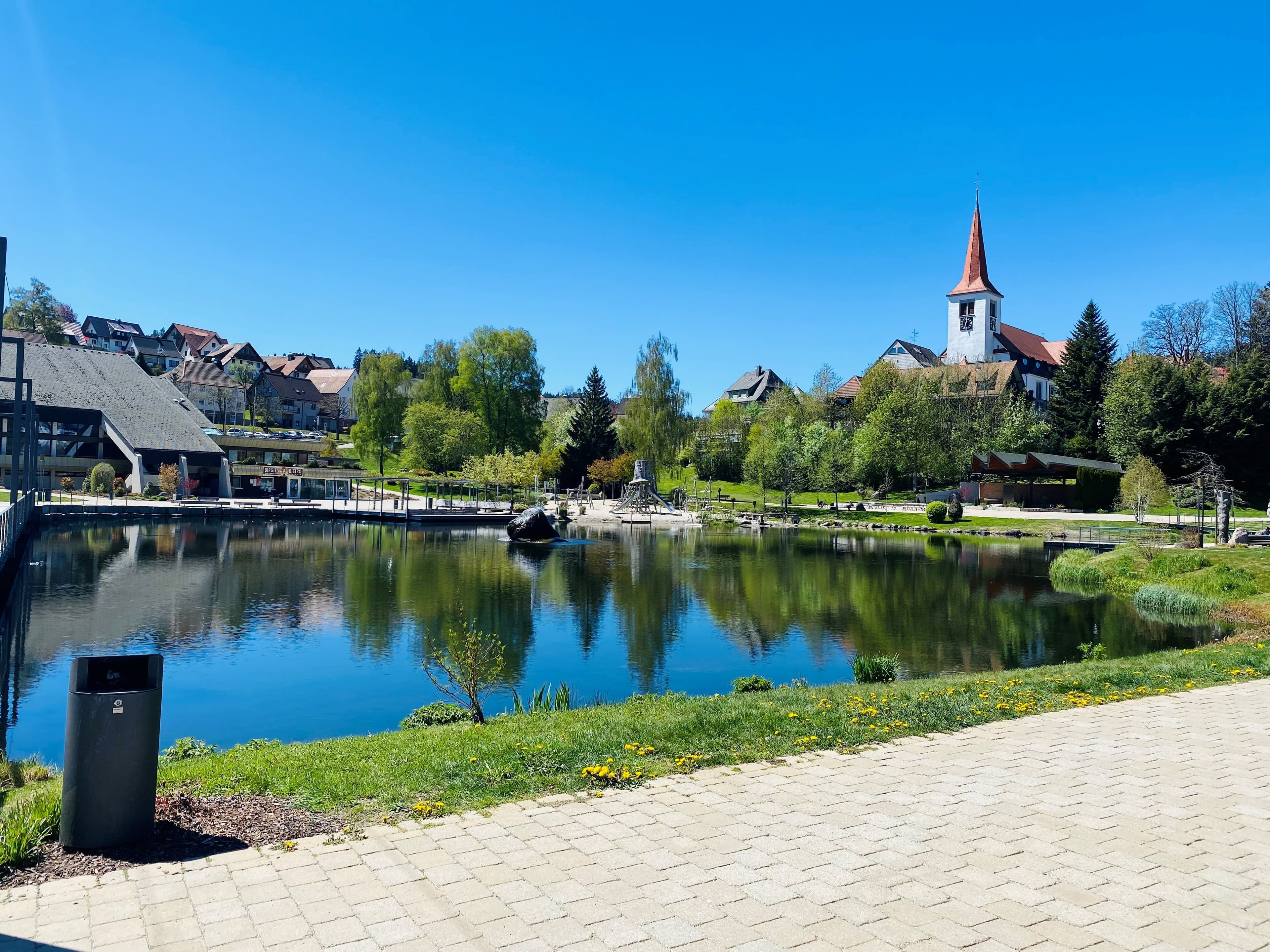 Das Bild zeigt den Kurpark in Schonach