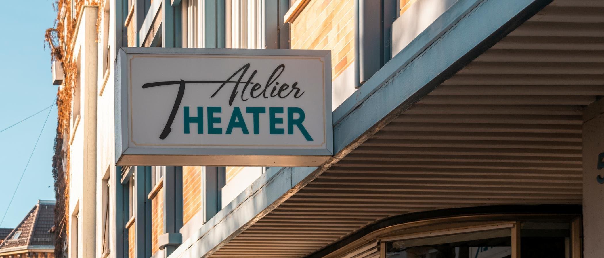 Schild des Atelier Theaters an einem Gebäude.