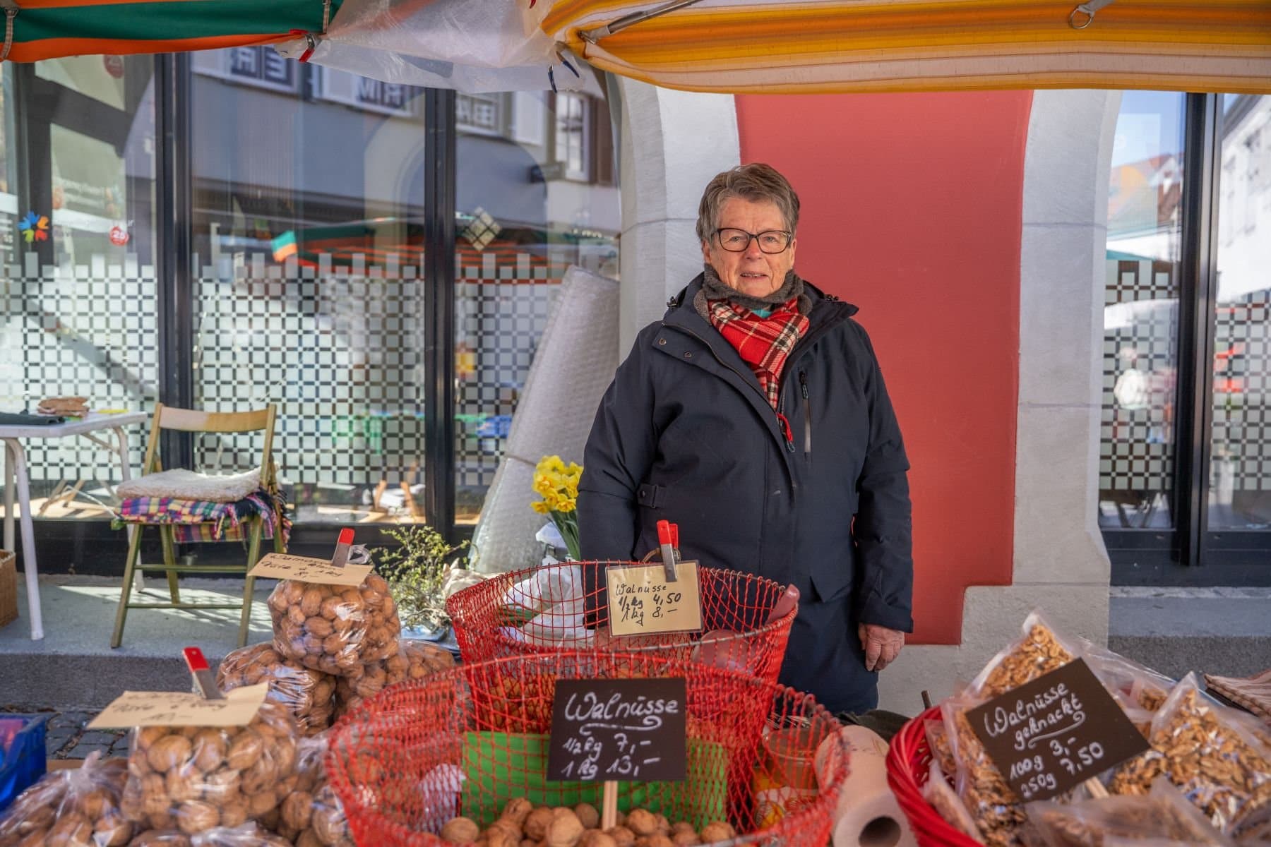Eine Verkäuferin in Ihrem Obststand auf dem Ravensburger Wochenmarkt.