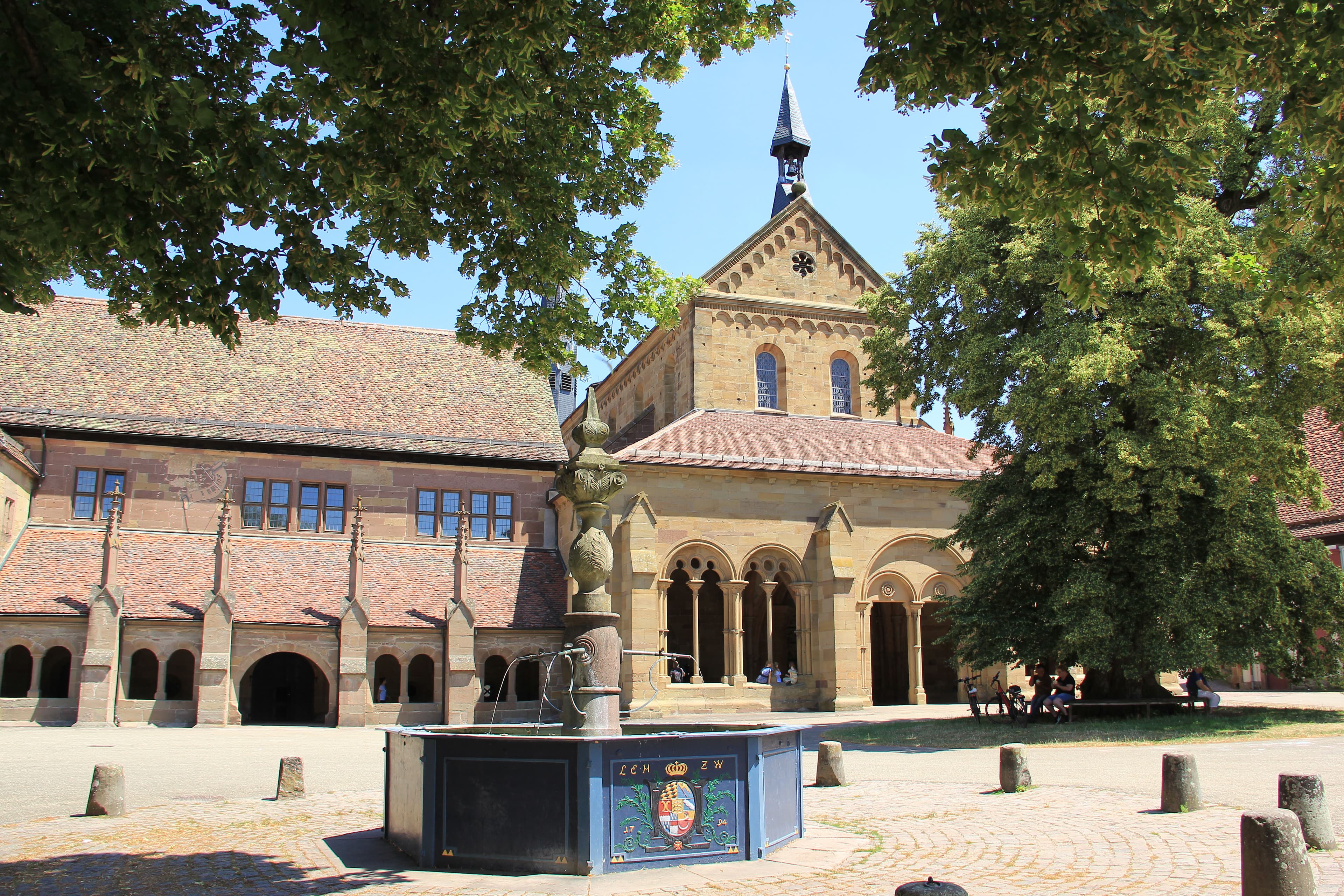Historische Klosteranlage mit Brunnen und Klosterhof