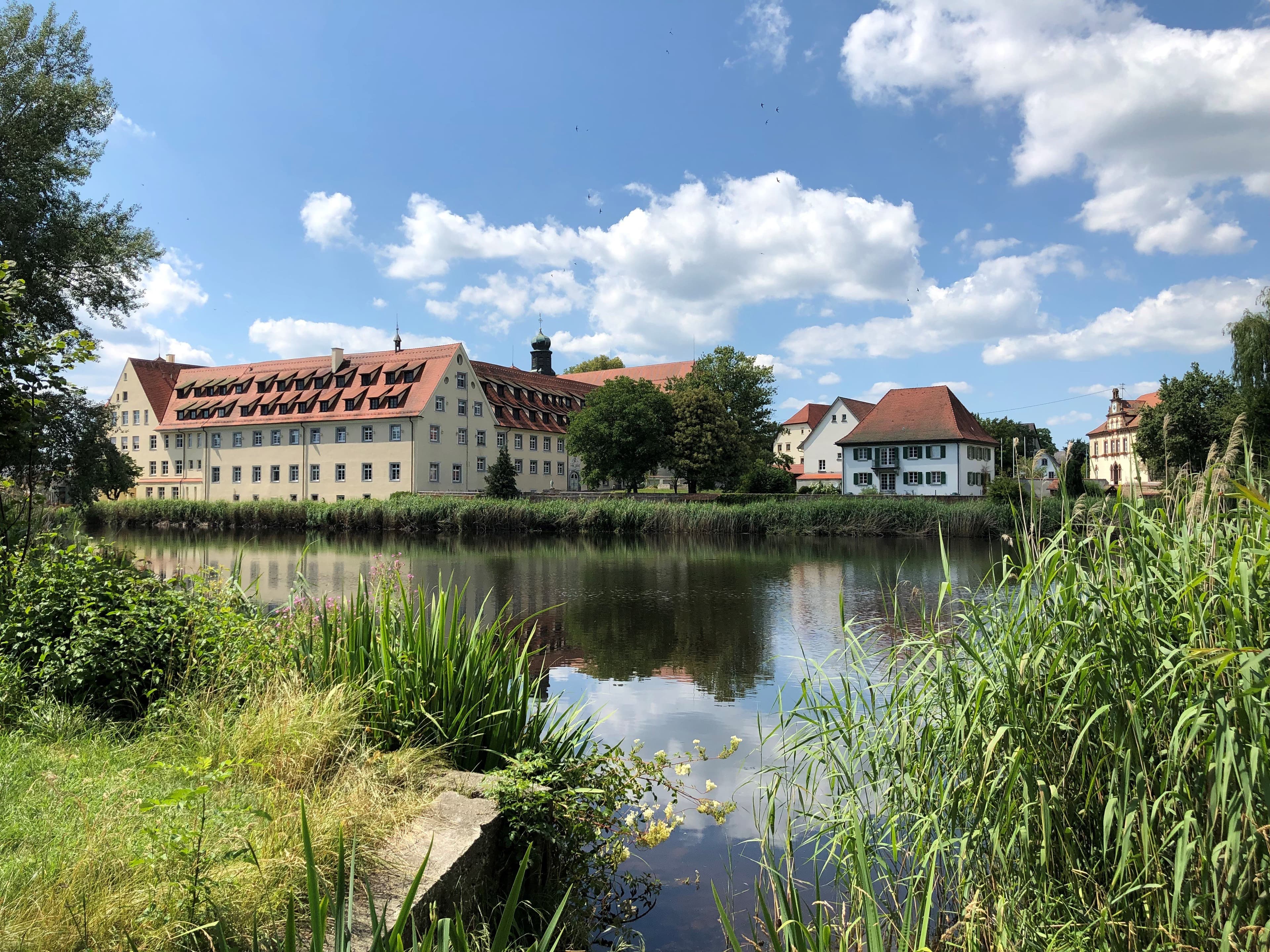 Klosterweiher mit Kloster und Rathaus im Hintergrund