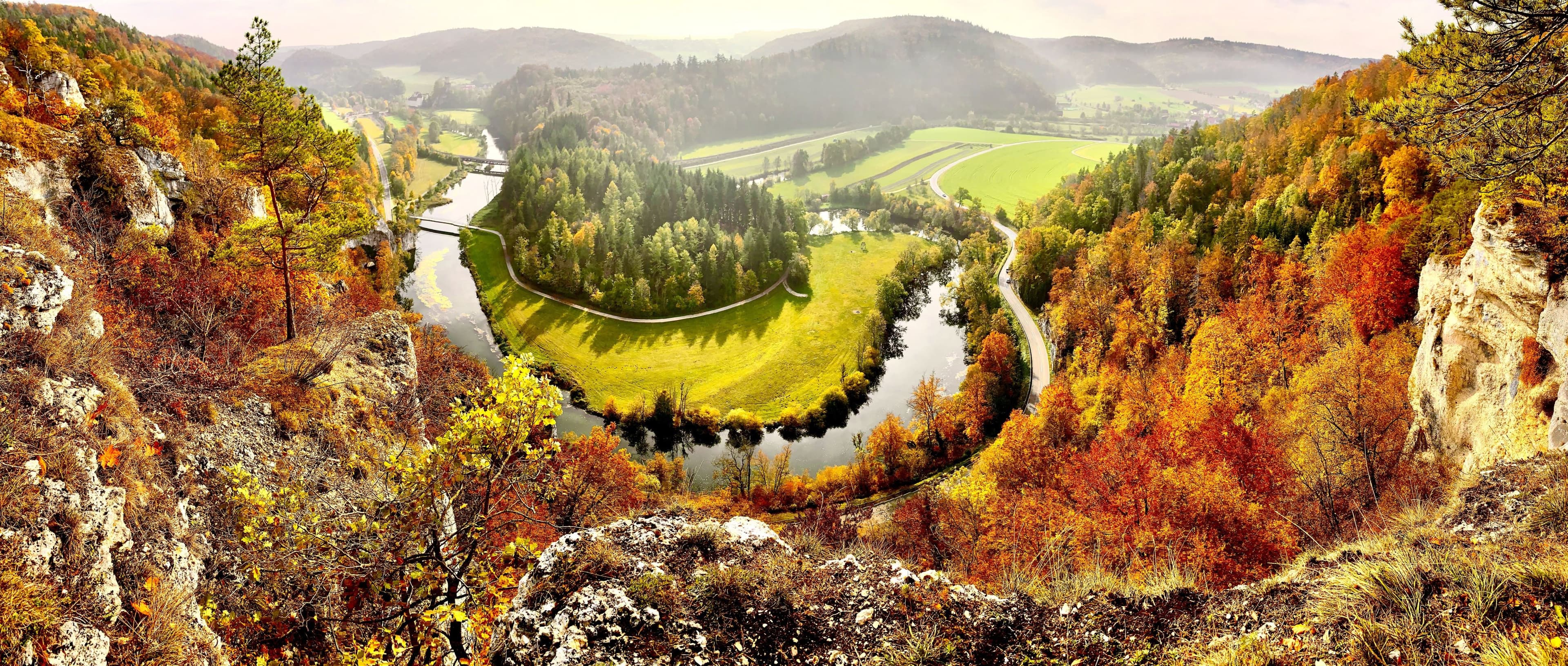 Ausblick vom Teufelslochfelsen auf das Donautal und die Donau.