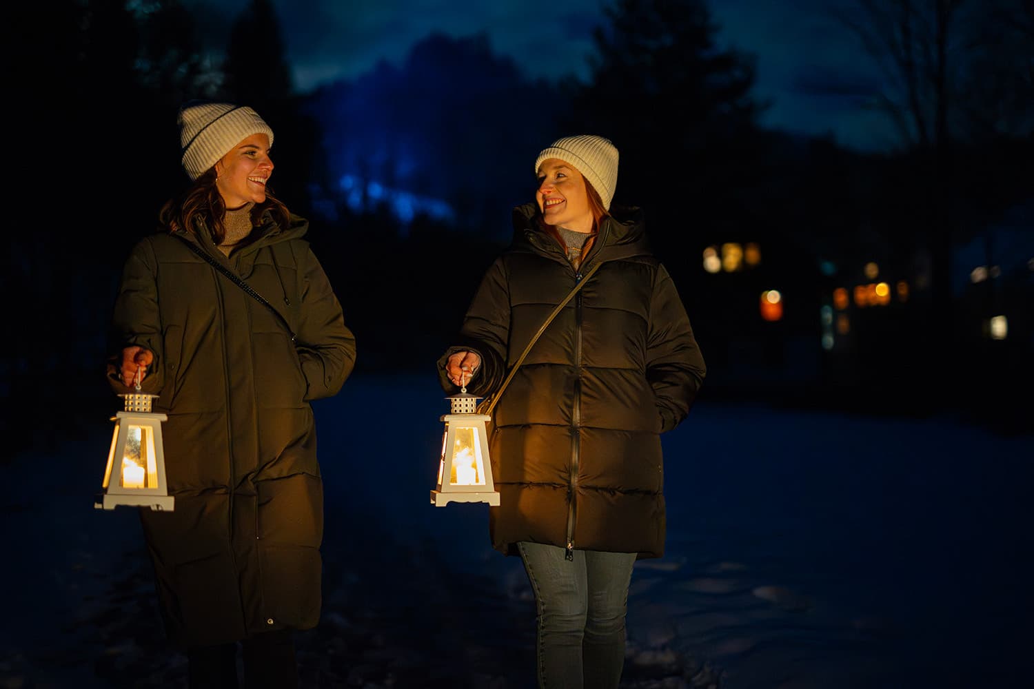 Zwei Personen machen eine Laternenwanderung