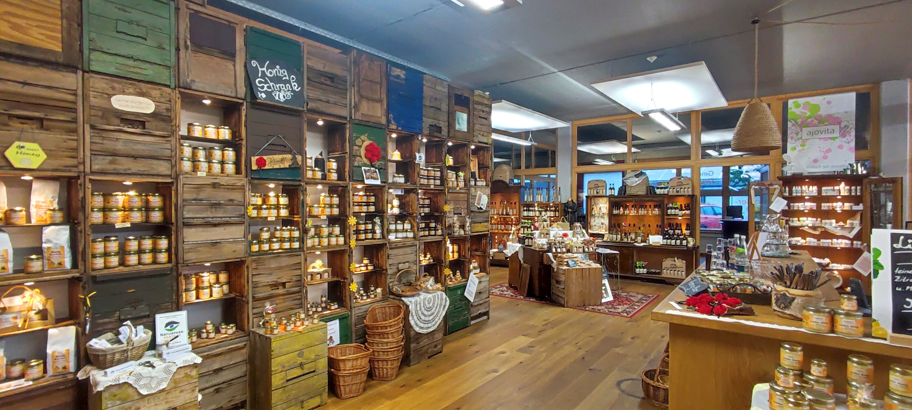 In schönen Holzregalen wird die gesamte Produktpalette präsentiert