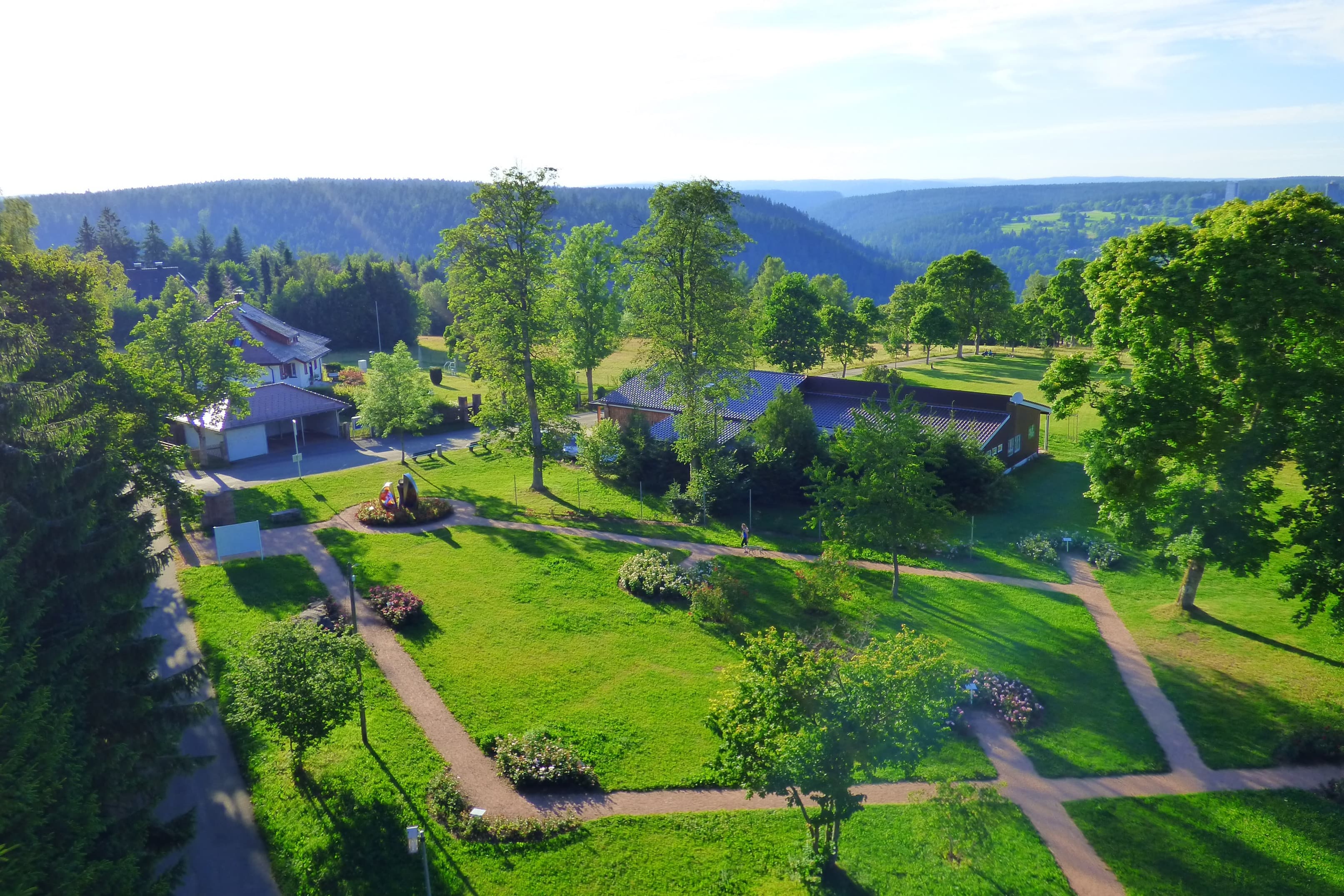 Blick vom Friedrichsturm auf den Kienberg mit Duftrosenpark