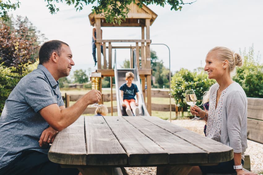 Im Biergarten entspannt ein Glas Wein oder Bier genießen