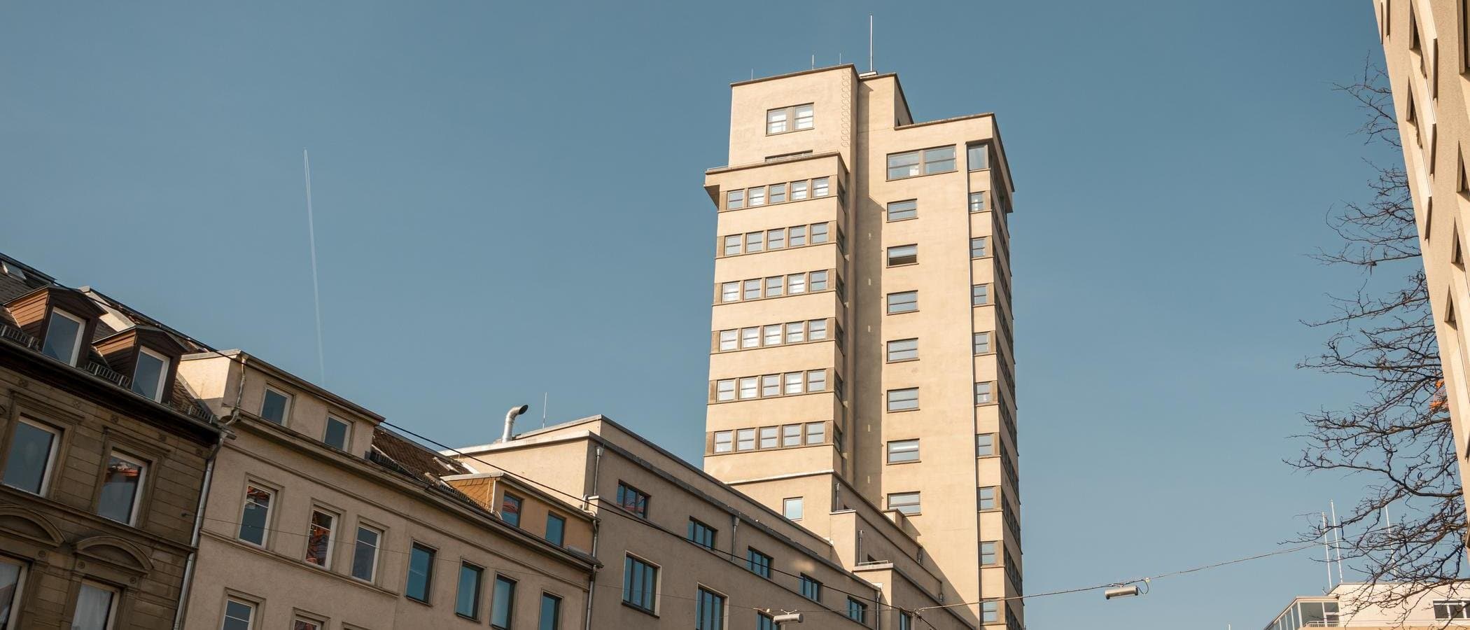Der Tagblatt-Turm in Stuttgart vor blauem Himmel.