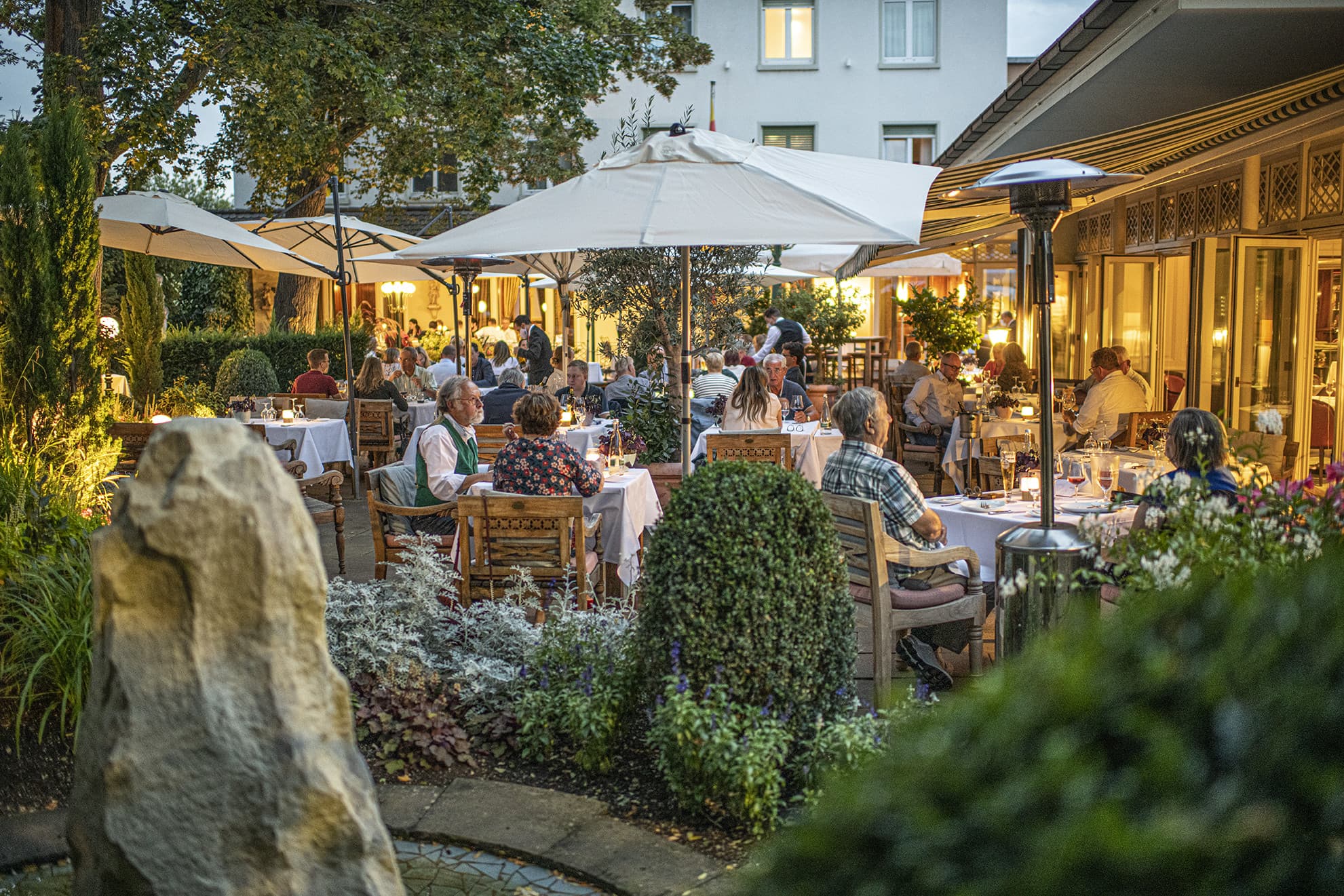 Sommerabend auf der Hotelterasse