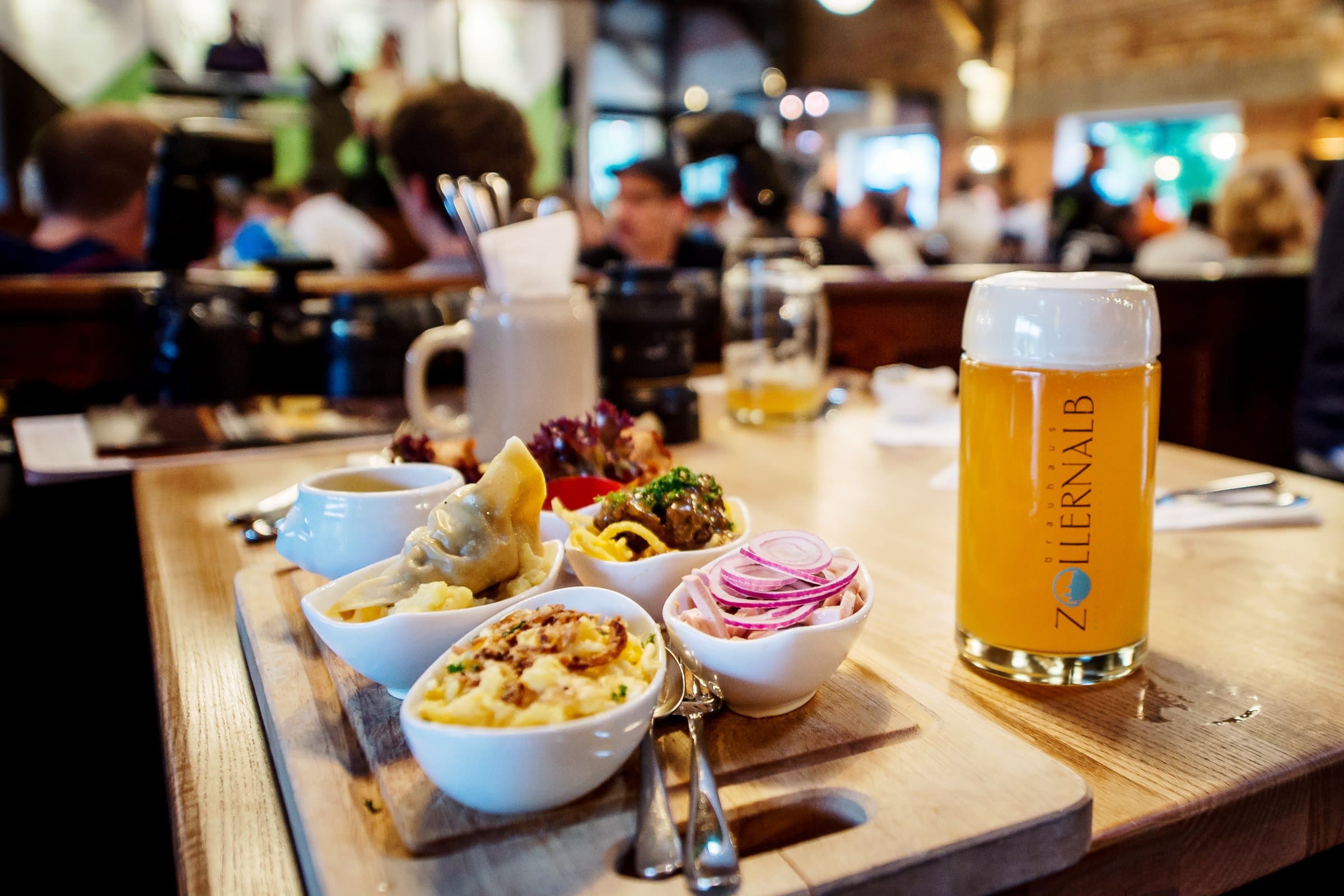 Gedekcter Tisch im Brauhaus Zollernalb mit Schwäbischen Kleinigkeite und Bierkrug
