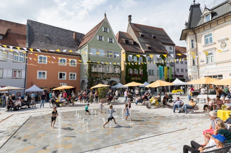 Belebter Marktplatz in Isnys Altstadt