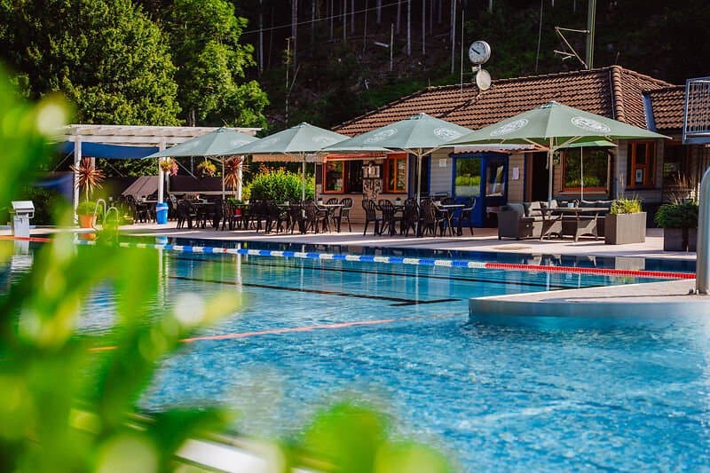 Wasserspaß im Freibad Schönmünzach