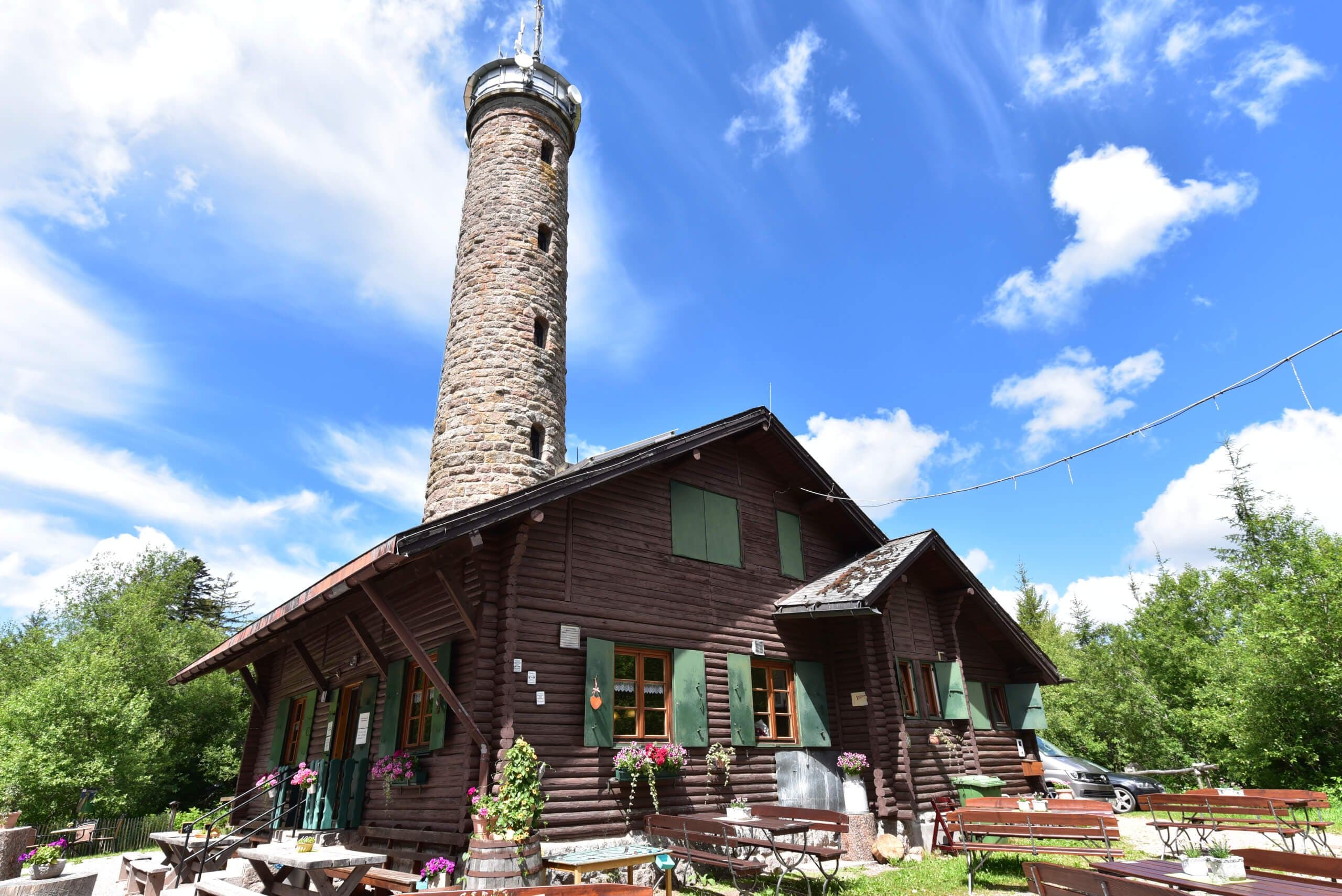 Der Stöcklewaldturm bei Furtwangen mit Vesperstube und Terrasse. Eine Holzhäuschen mit Aussichtsturm.