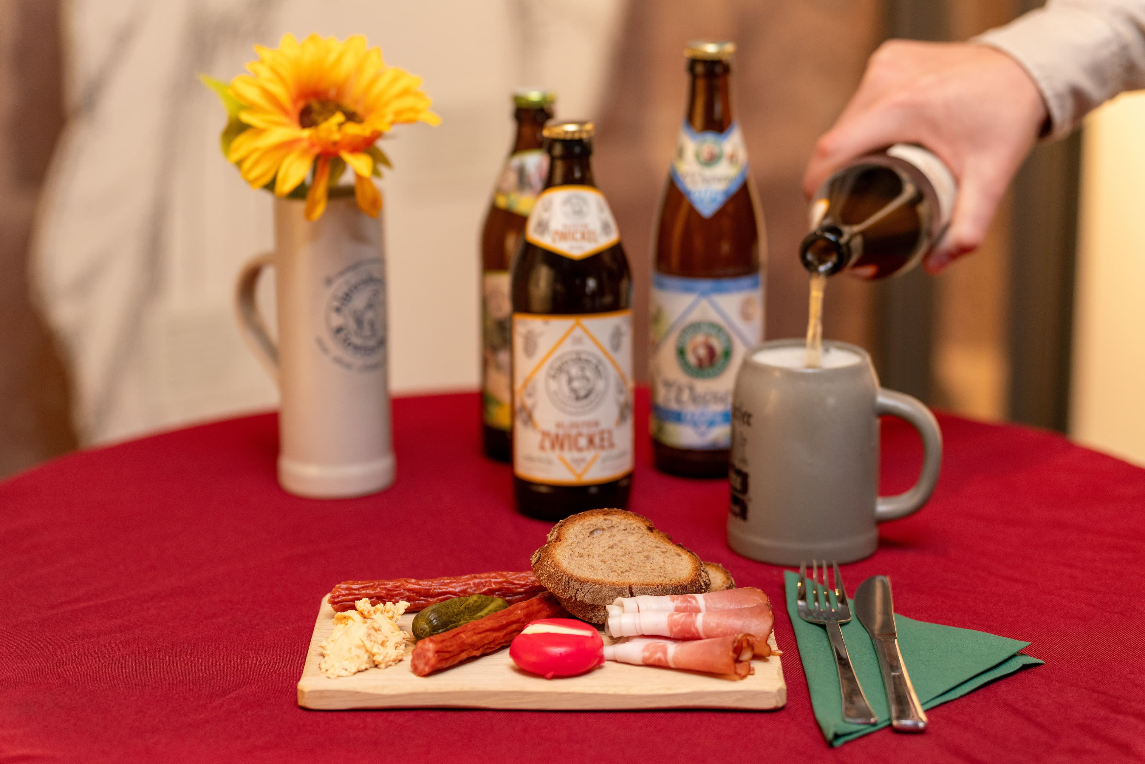 Tisch mit Bier und Vesper