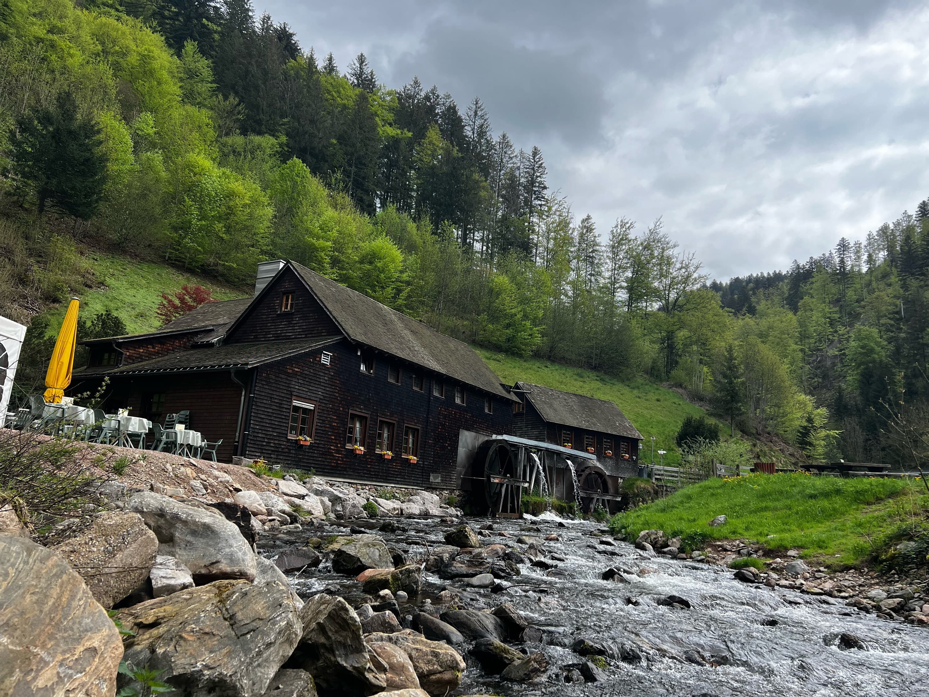 Die Hexenlochmühle liegt idyllisch an einem Bach
