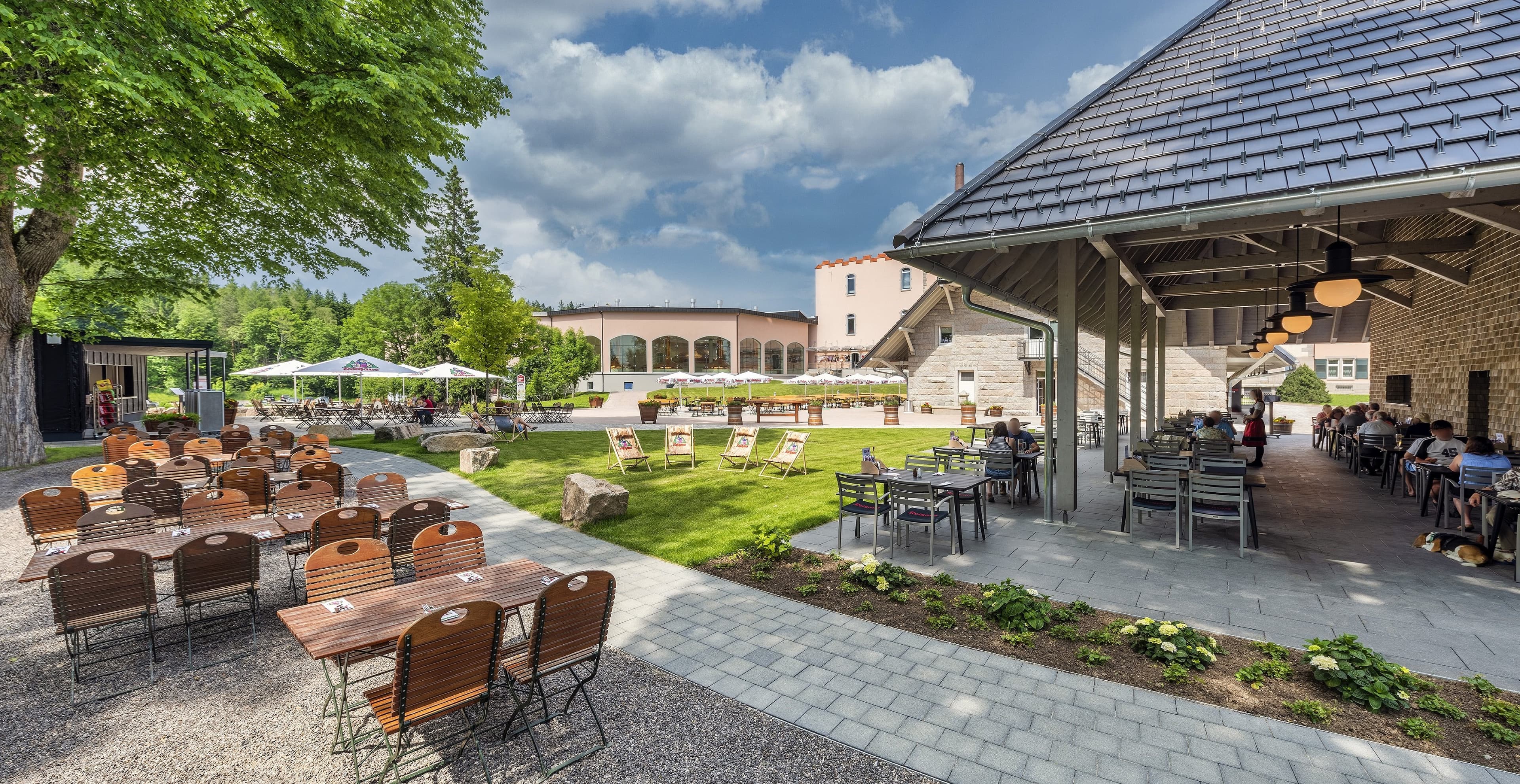 Biergarten unter alten Bäumen