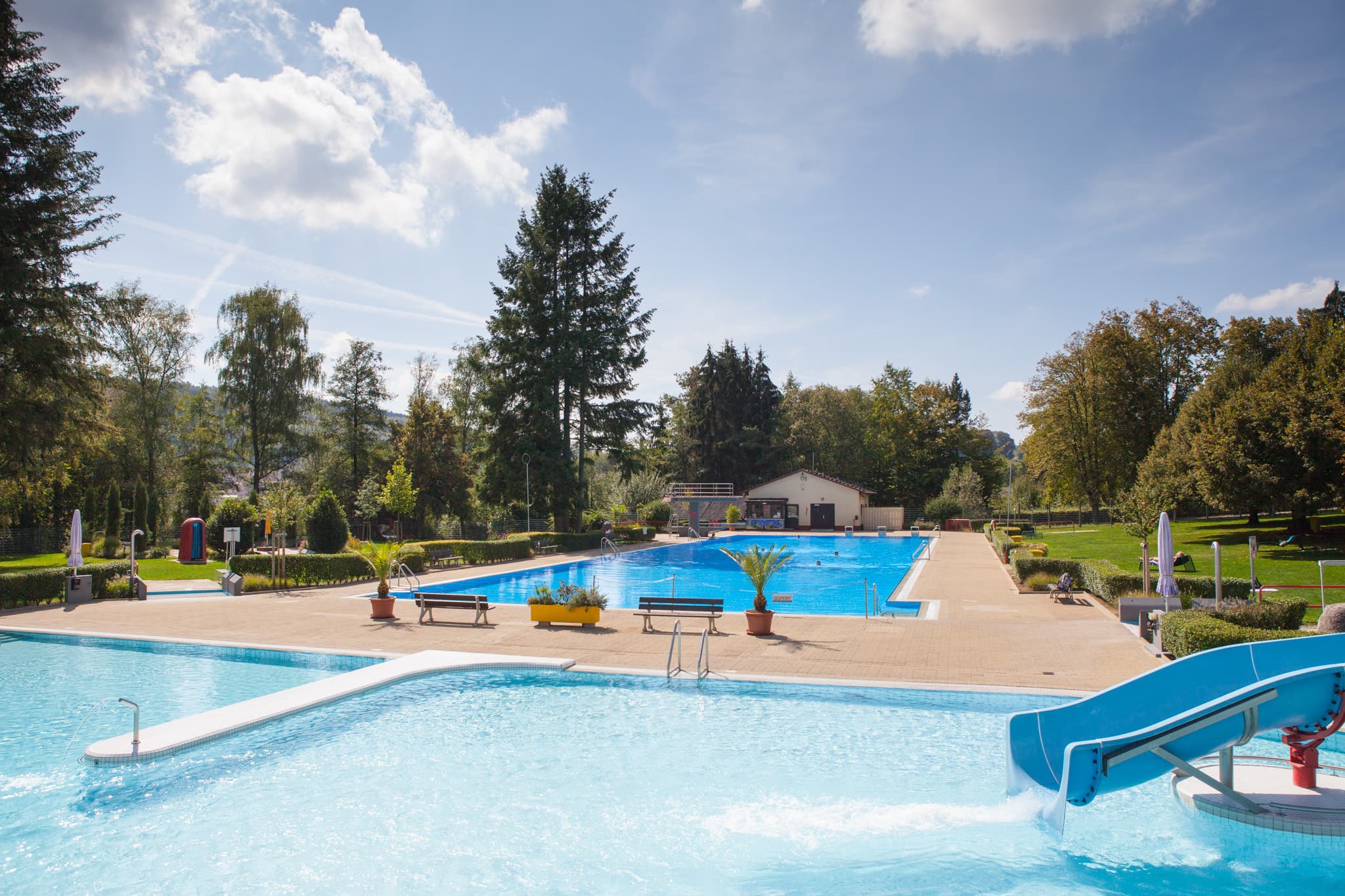 Blick auf die Beiden Schwimmbecken im Freibad Kandern