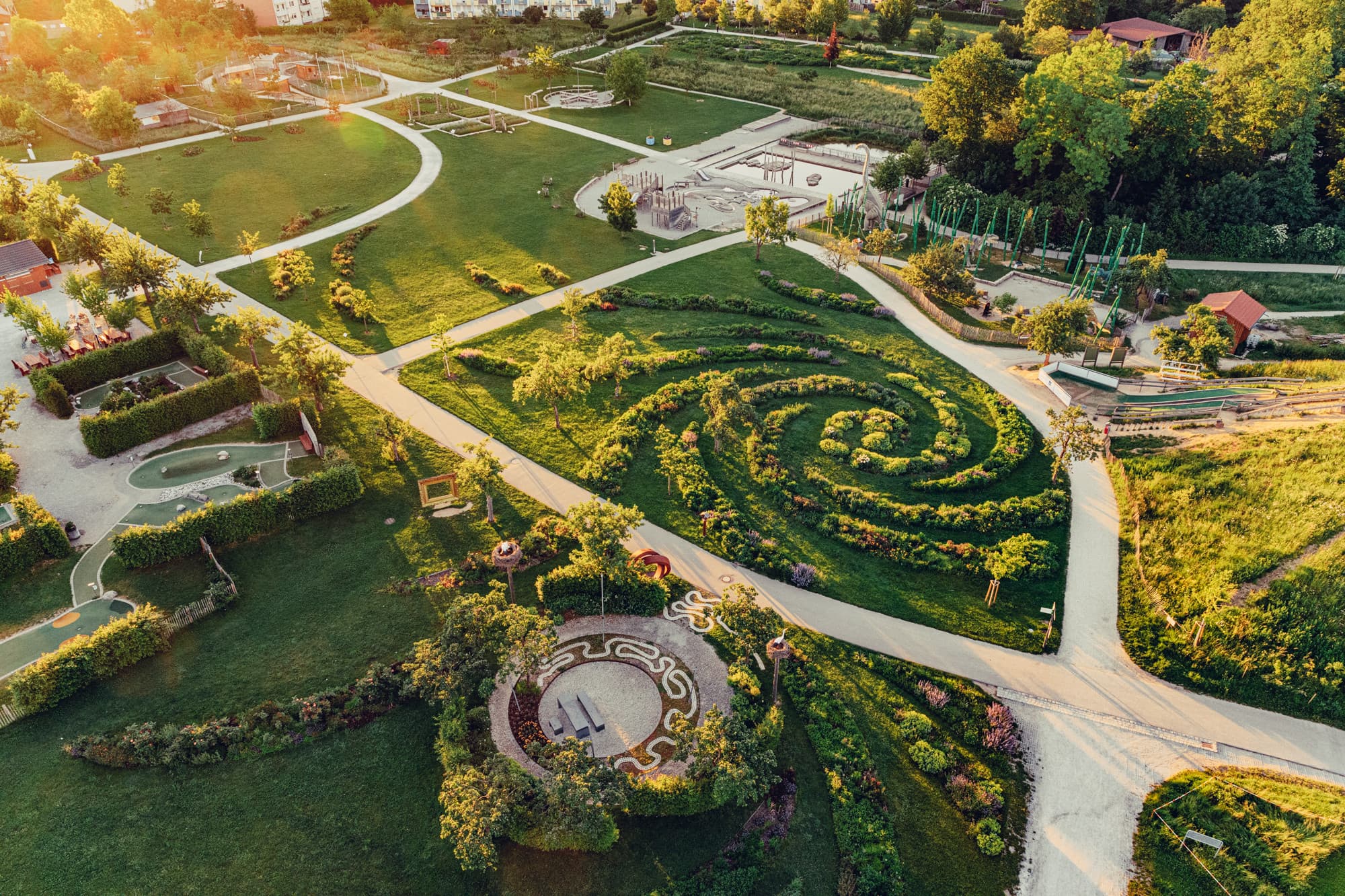 Das Bild ist eine Luftaufnahme vom Landschaftspark Himmelsgarten.