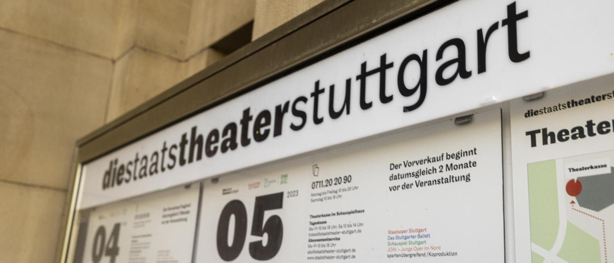 Nahaufnahme eines Informationsschilds der Staatstheater Stuttgart mit Veranstaltungshinweisen.